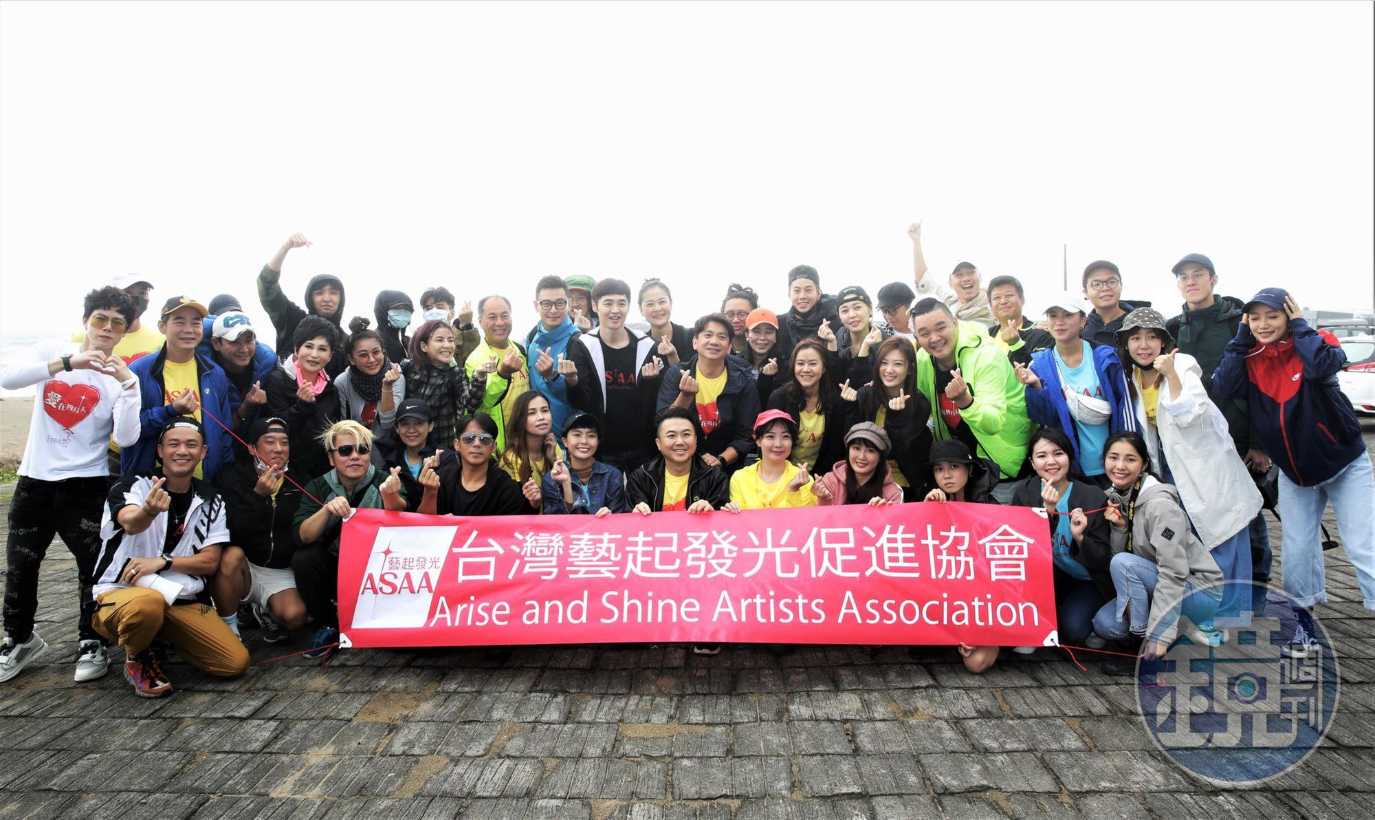 在宋逸民夫妻檔號召下,60多位藝人浩浩蕩蕩來到萬里海邊做淨灘活動。