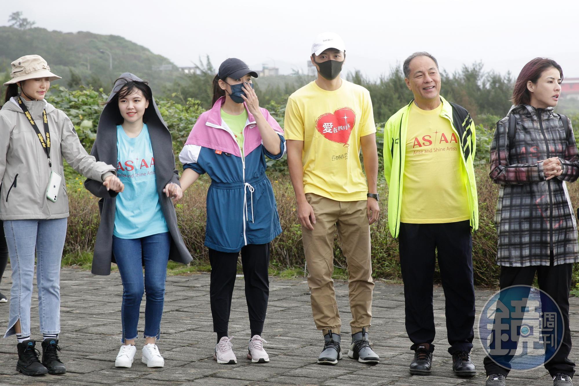 馬俊麟(右3)、梁敏婷(左3)夫妻檔首次出席淨灘活動,成了媒體追逐焦點。