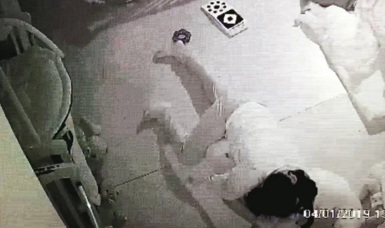 北市內湖區「我們的托嬰中心」一名廖姓保母，去年身體悶壓男嬰叡叡頭頸部長達19分鐘，導致男嬰當場死亡。（翻攝畫面）