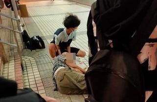 捷運丹鳳站19日一名老翁在走下樓梯時不慎摔倒,一名熱心男高中生脫外套幫忙止血。(翻攝自臉書社團「新莊、泰山狼-吃喝玩樂非知不可」)