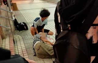 捷運丹鳳站19日一名老翁在走下樓梯時不慎摔倒，一名熱心男高中生脫外套幫忙止血。（翻攝自臉書社團「新莊、泰山狼-吃喝玩樂非知不可」）
