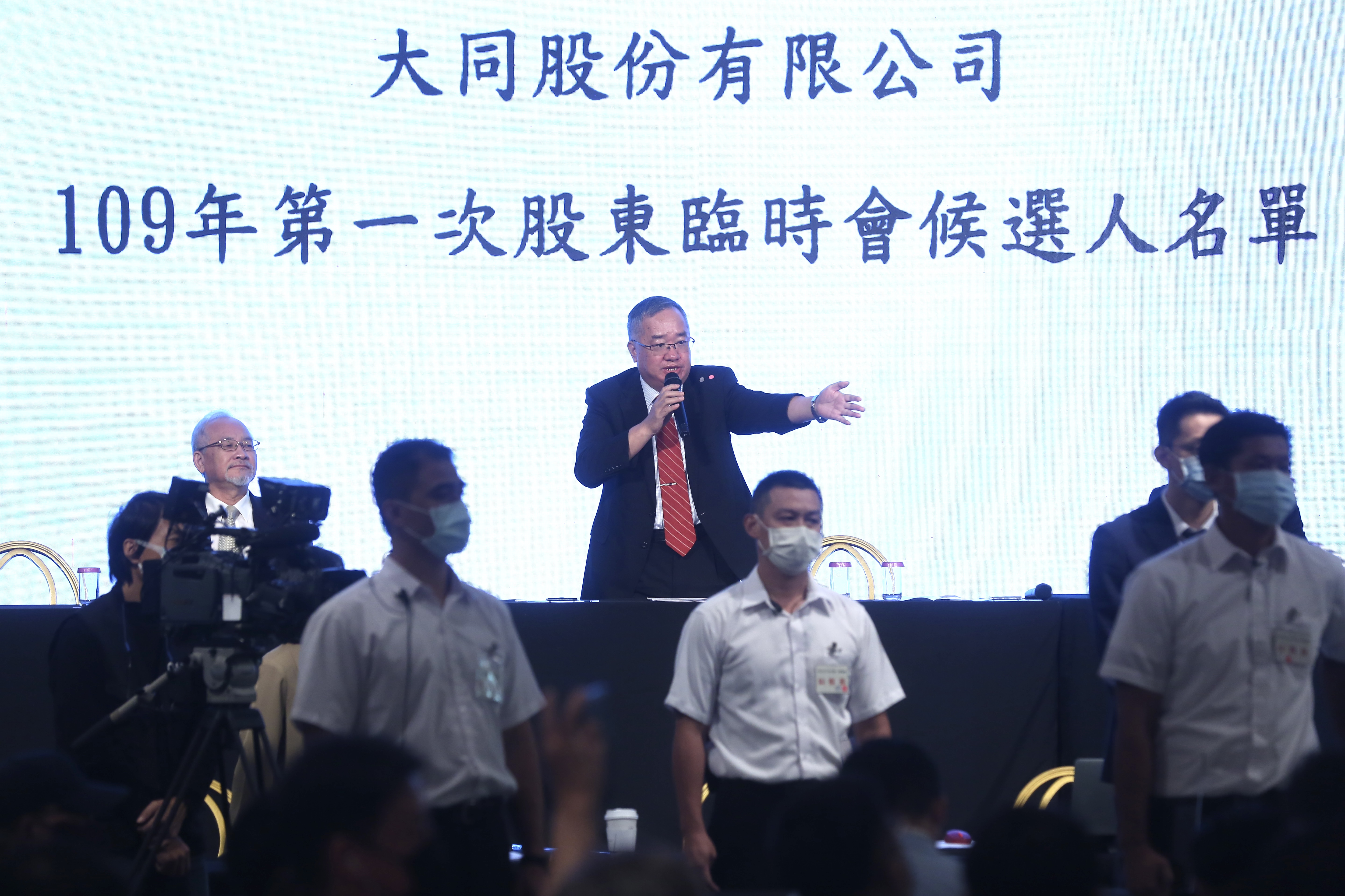 臨股會現場還算平和，雙方並沒有爆發肢體衝突。