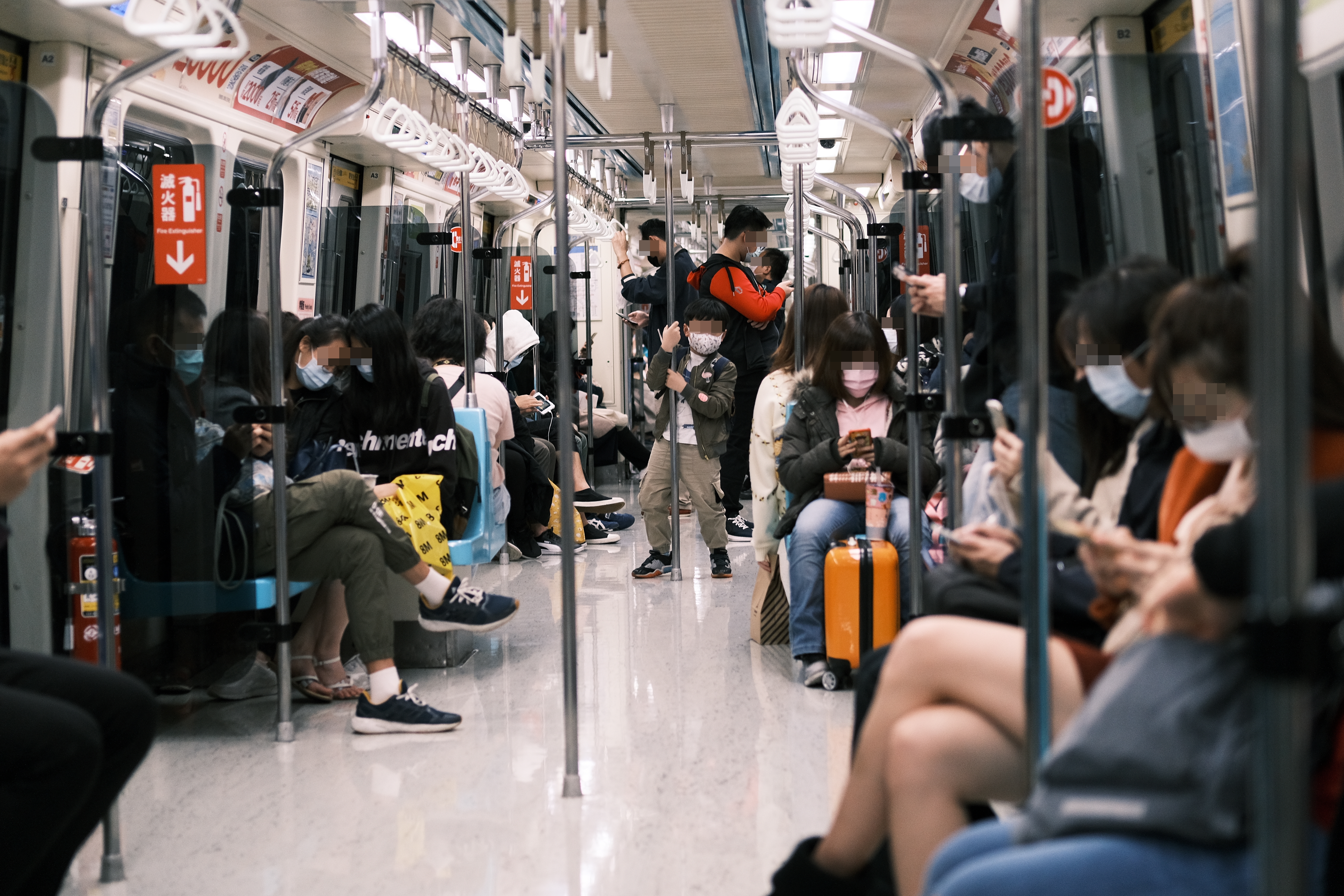 女網友收到其他乘客傳來AirDrop，打開竟是陌生人的自拍淫片。（本刊示意圖，非當事人）