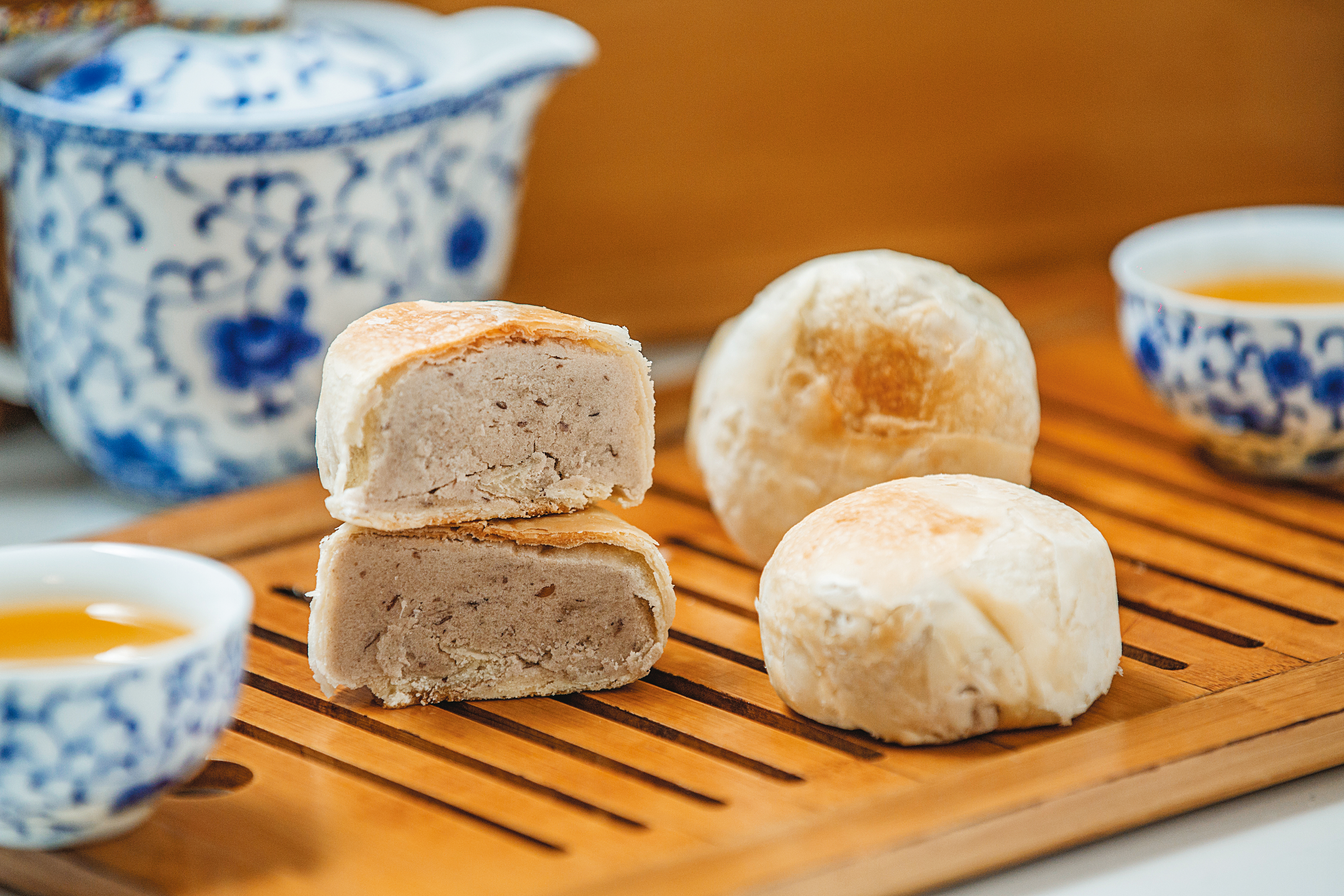 火盛製餅舖的月餅（封仔餅）有白豆沙、綠豆沙2種口味，餡料綿密，冷凍後退冰一樣好吃。（120元／5個、230元／10個，需預訂）