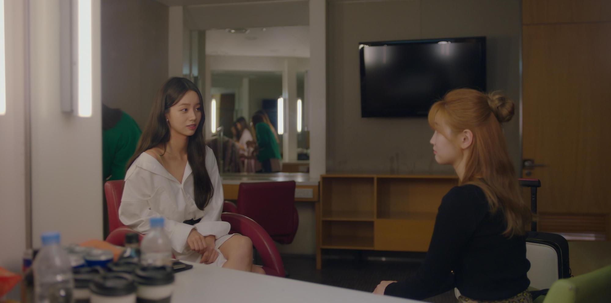 惠利飾演大明星李海芝(左),露出性感鎖骨與美腿,爽快錄取女主角朴素丹(右)為配合的化妝師。(Netflix提供)
