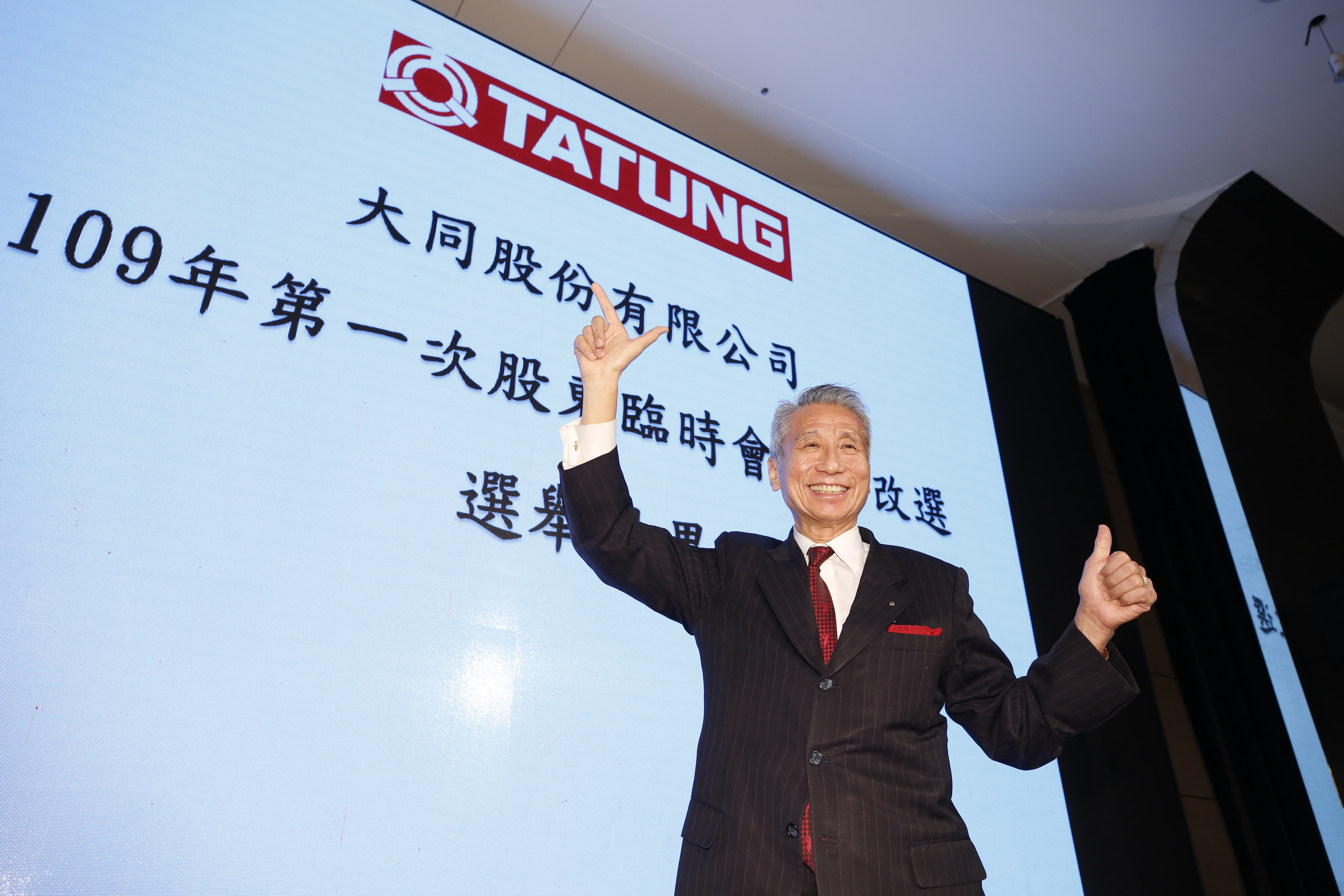 王光祥比出「七」的手勢，高呼：「Lucky Seven、Seven Up！」