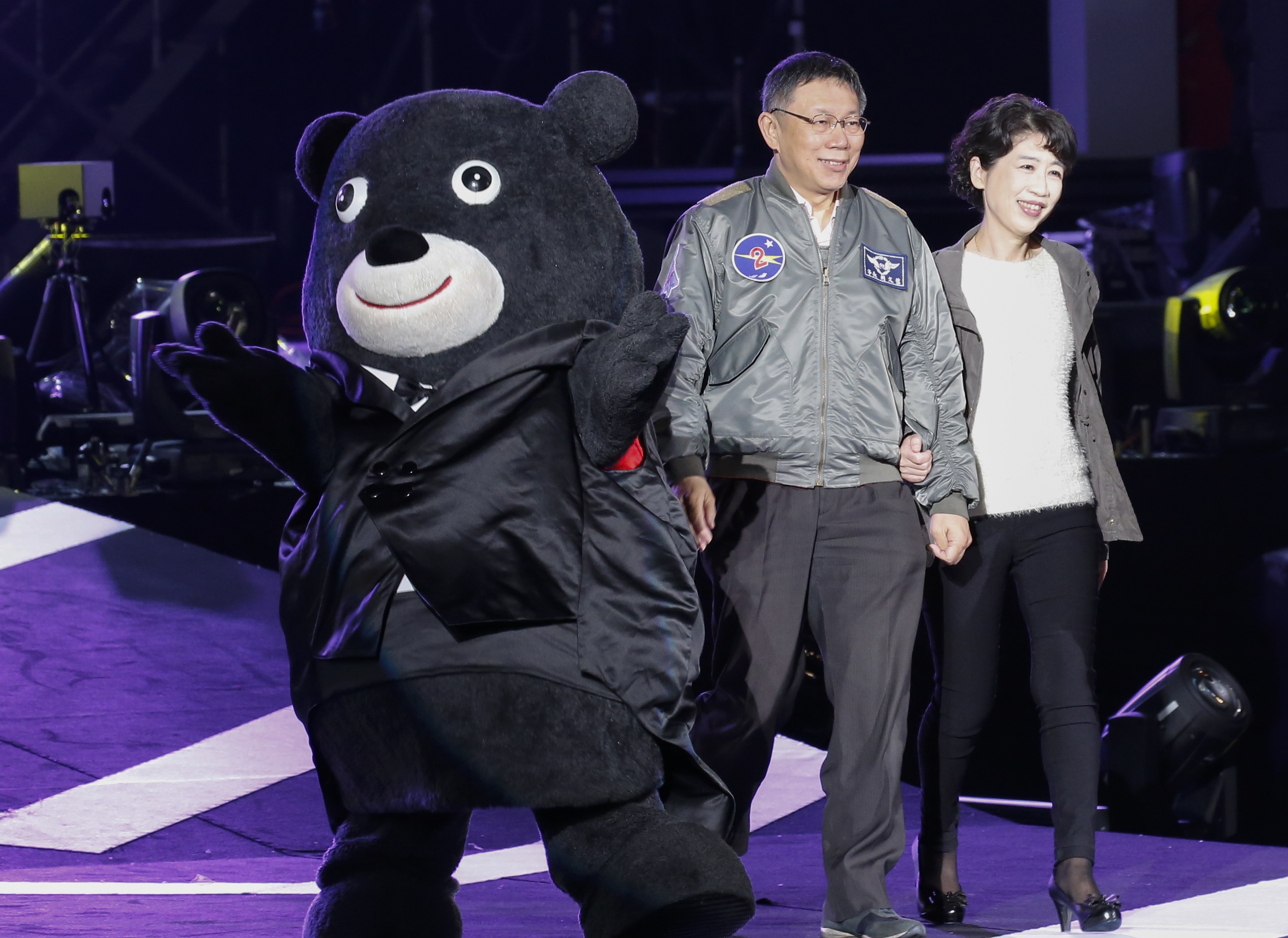 台北市長柯文哲今天表示，如果北市一週內出現15例新增確診案例，那大型活動一定要關。圖為柯文哲與夫人陳佩琪參與「2018臺北最High新年城」跨年活動。（本刊資料照）