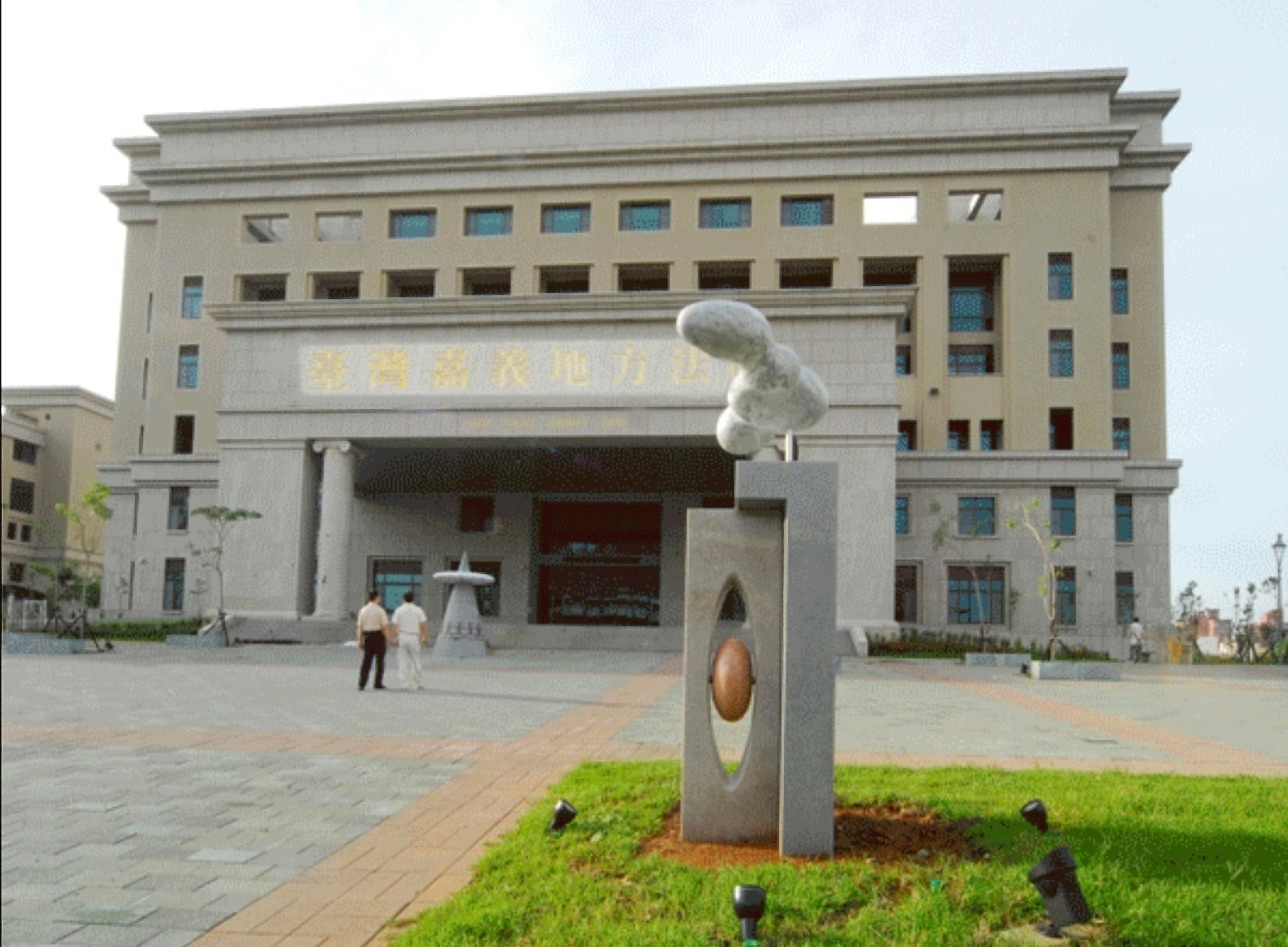 6旬老翁在夾娃娃機店撫摸小二女童私處，被判有期徒刑6個月，緩刑2年。（翻攝畫面）