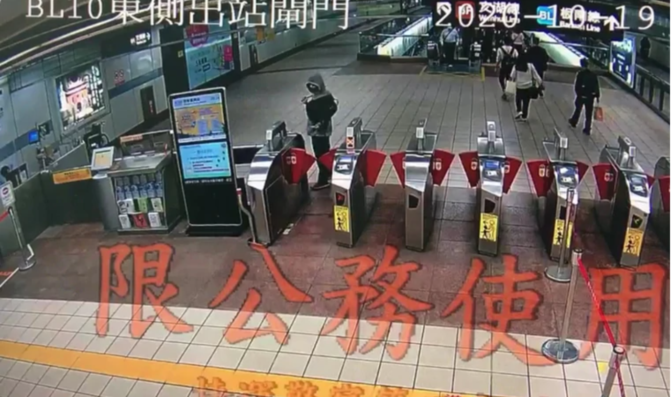 該名男子穿著帽T，進出捷運站時還刻意掩飾身份。（台北市捷運警察隊提供）