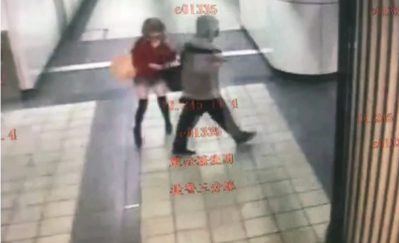 黃以安行經東區地下街時,遭一名不明男子衝撞襲胸。(台北市捷運警察隊提供)
