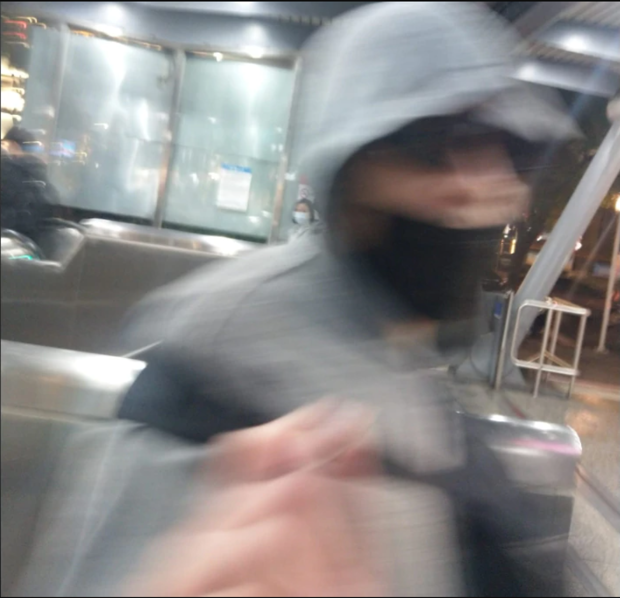 黃以安拍下男子正面照，希望女性要小心色狼。（翻攝黃以安臉書）
