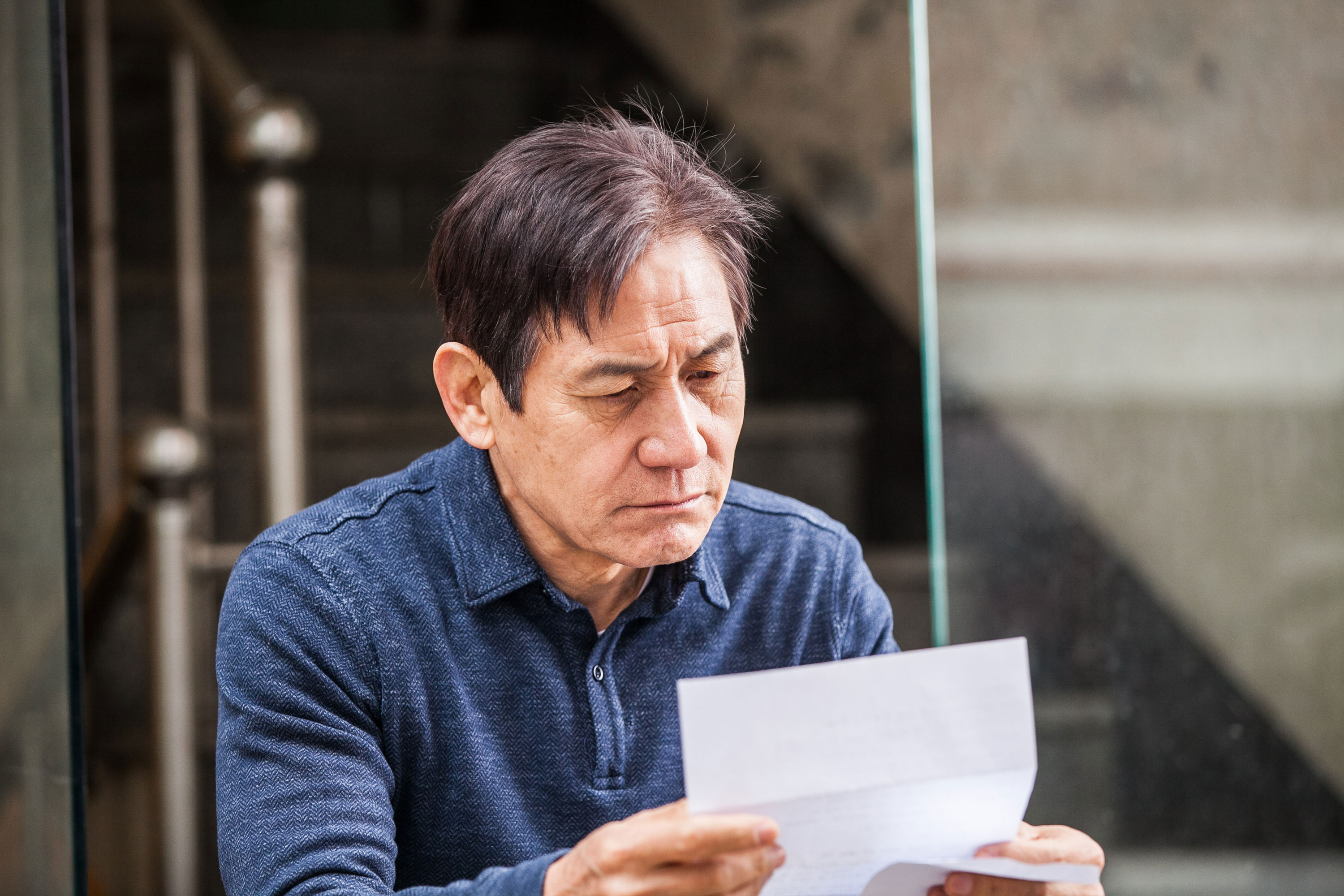 安聖基在新片《紙花》飾演一名禮儀師,電影下月也將在台灣上映。(翻攝自daum movie)