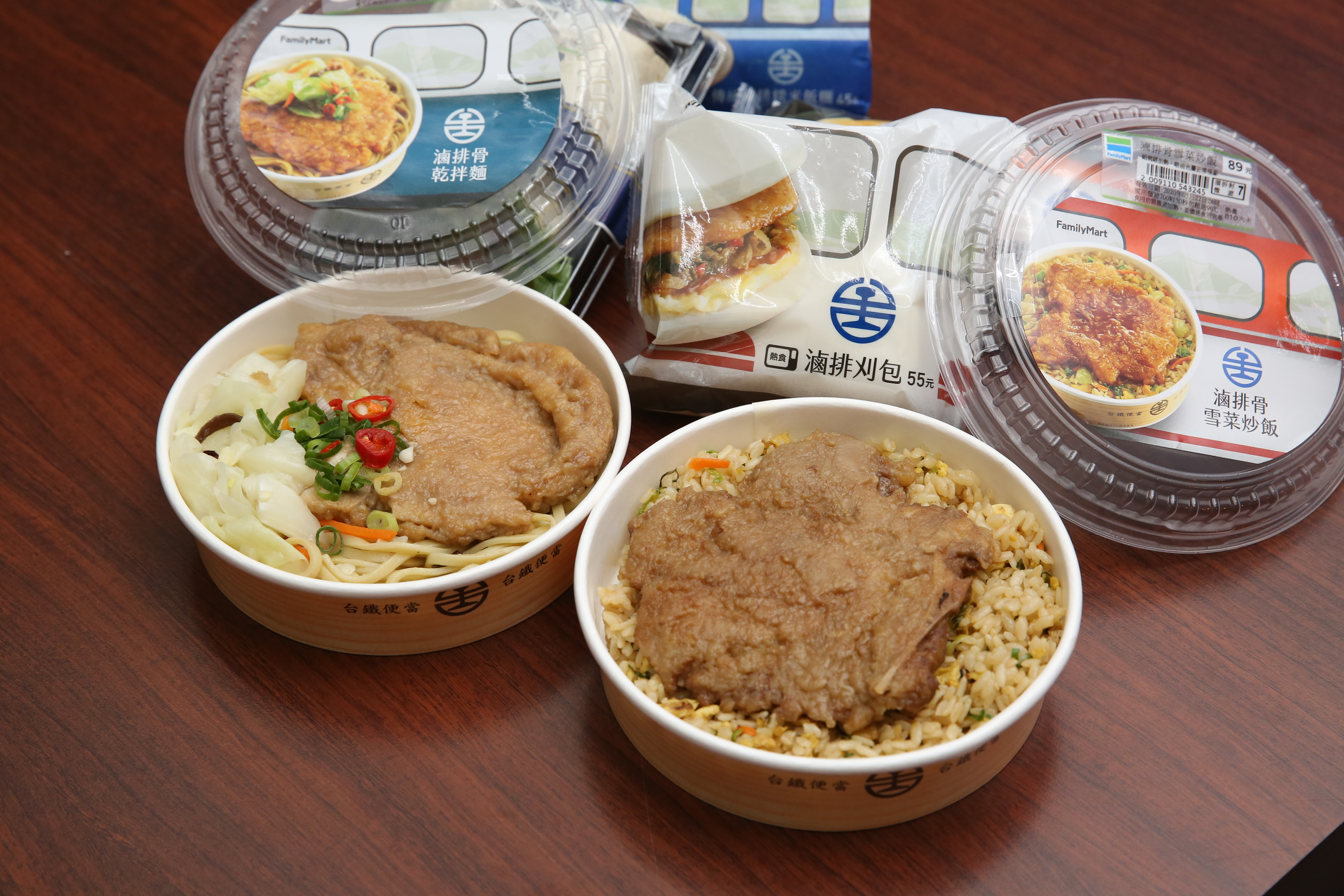 經濟弱勢的小妹妹領愛心餐疑便當金額超出，遲遲猶豫要不要挑便當。示意圖。（本刊資料照）