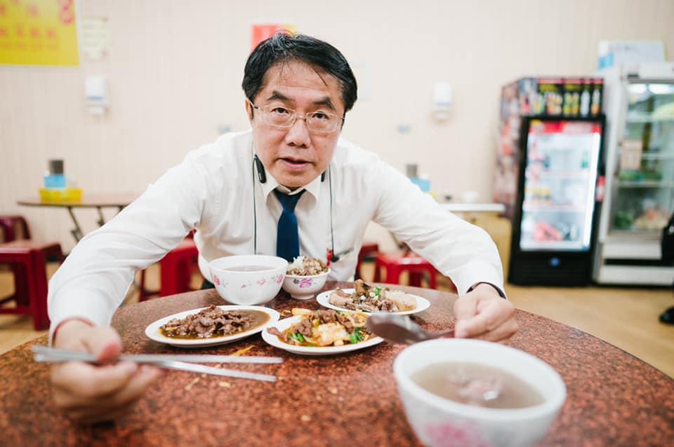 台南市長黃偉哲趁著跑行程的空檔,推銷台南的肉燥飯。還不忘揶揄,「高雄好吃的肉燥飯,應該是台南人開的吧!」(翻攝自黃偉哲臉書)