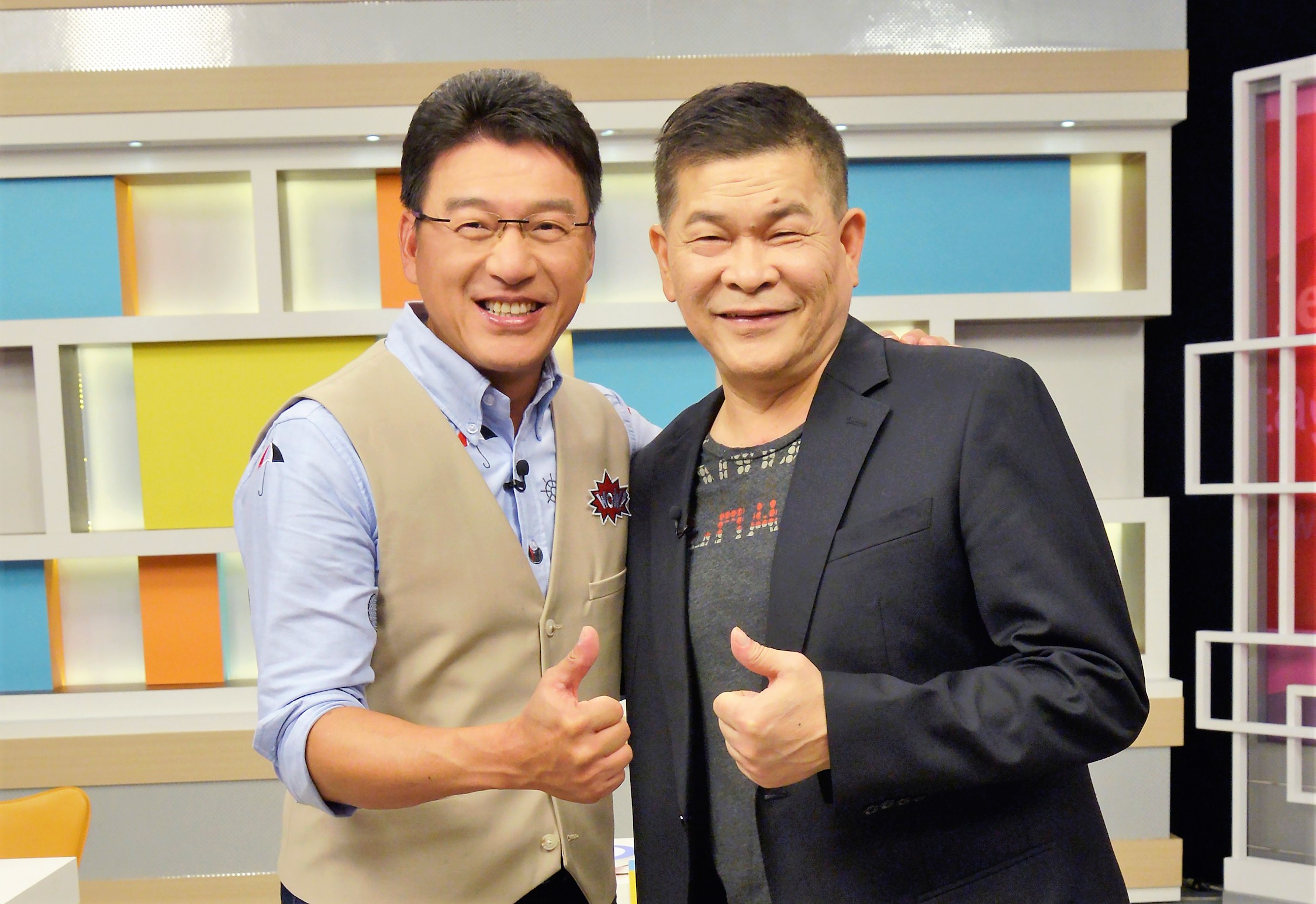 澎恰恰（右）上《震震有詞》接受主持人謝震武（左）訪問，分享欠債的心路歷程。（和展影視提供）