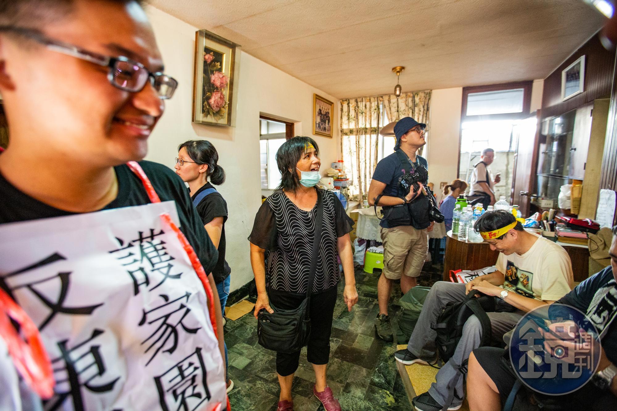 黃春香（中）希望保留原梯，讓非拆除範圍內的住戶可以繼續居住。（本刊資料照）