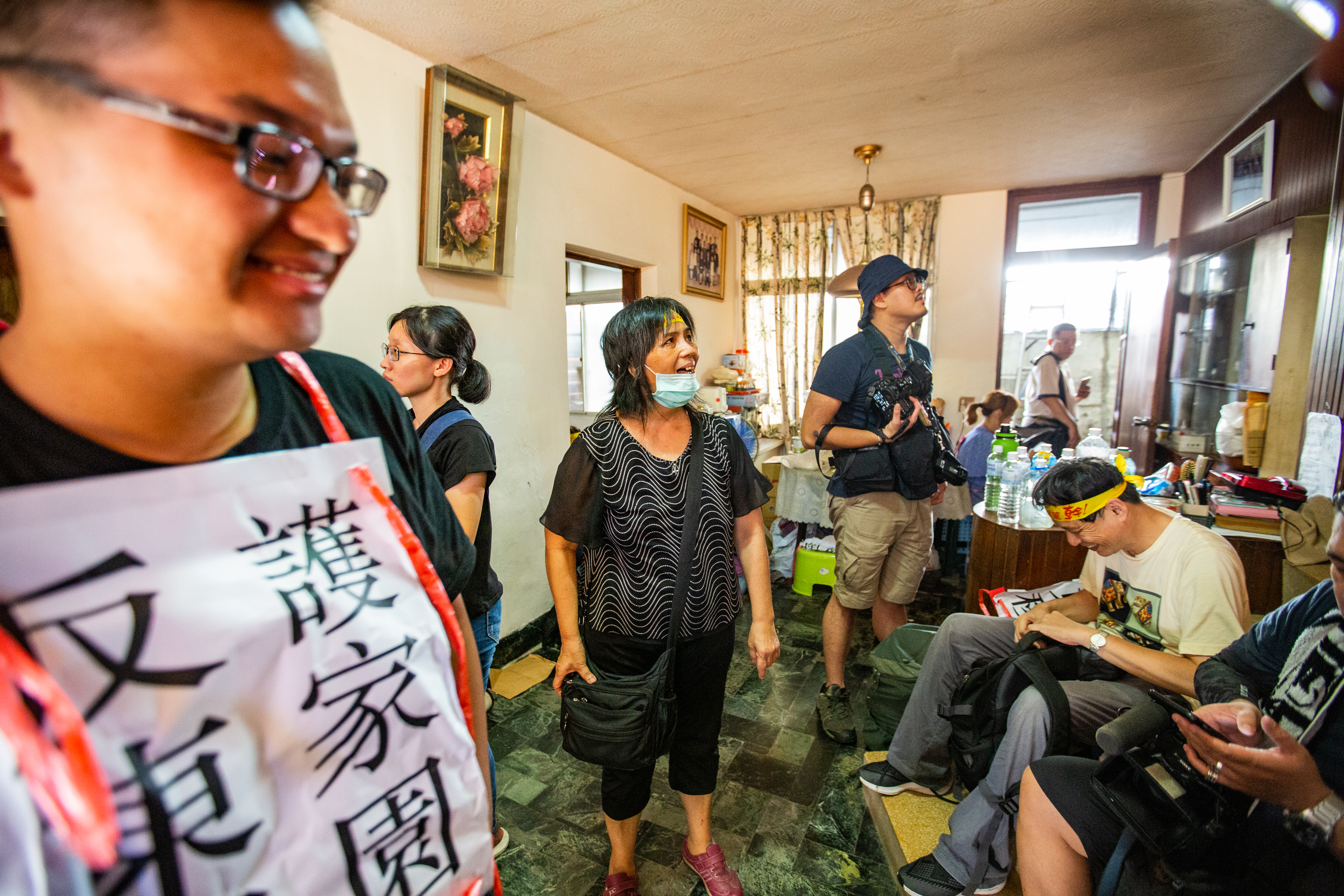 南鐵拒遷戶之一黃春香（中）希望能保留樓梯，交通部次長王國材承諾會確保生活空間。（本刊資料照）