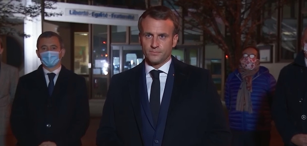 法國一名歷史老師日前因為在課堂上展示諷刺穆斯林先知的漫畫，遭到恐怖份子斬首。總統馬克宏（中）表示將加強對伊斯蘭極端主義的打擊。（翻攝Emmanuel Macron臉書）