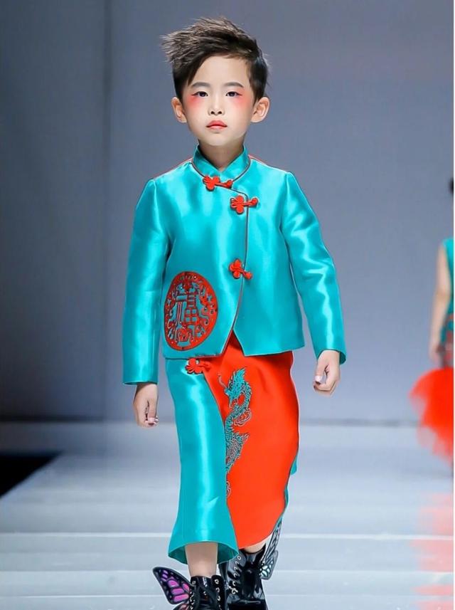 7歲的易烊昱華已踏進演藝圈，日前幫品牌走秀。（網路圖片提供）
