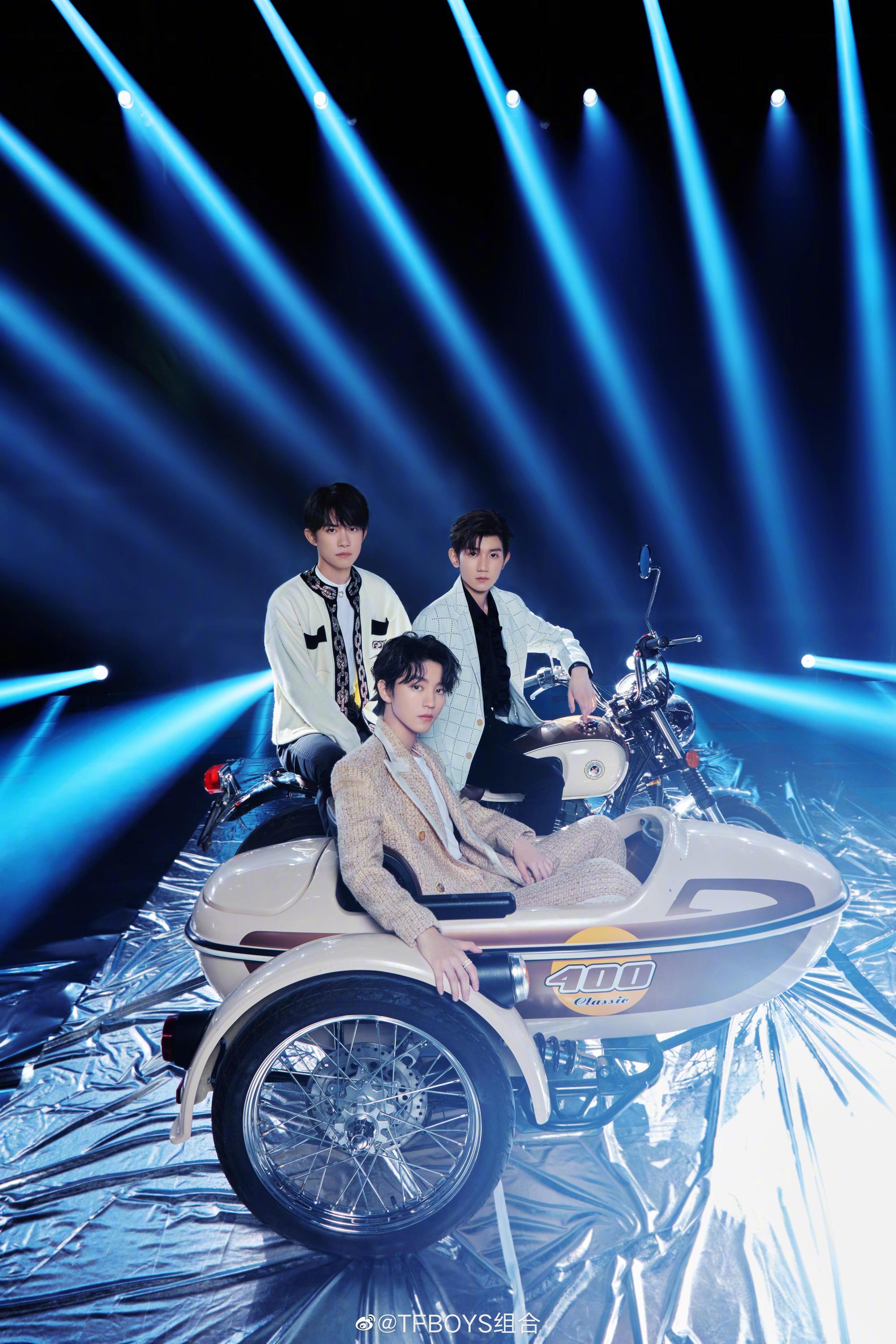 TFboys平常三人各自活動,每年8月會舉辦演唱會回饋粉絲支持。(翻攝TFboys微博)