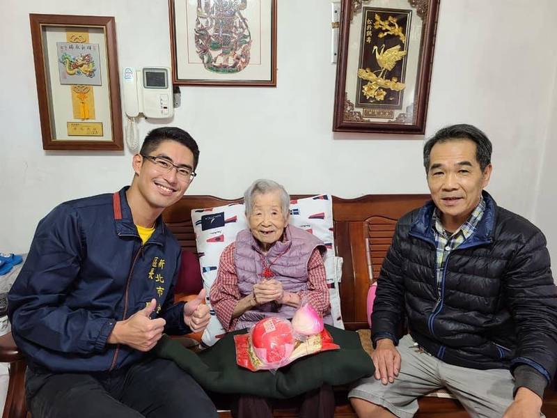 金山區公所致贈百歲人瑞重陽敬老壽桃、麵線和麵龜，不料卻引發賀詞爭議。（翻攝自金山區公所臉書）