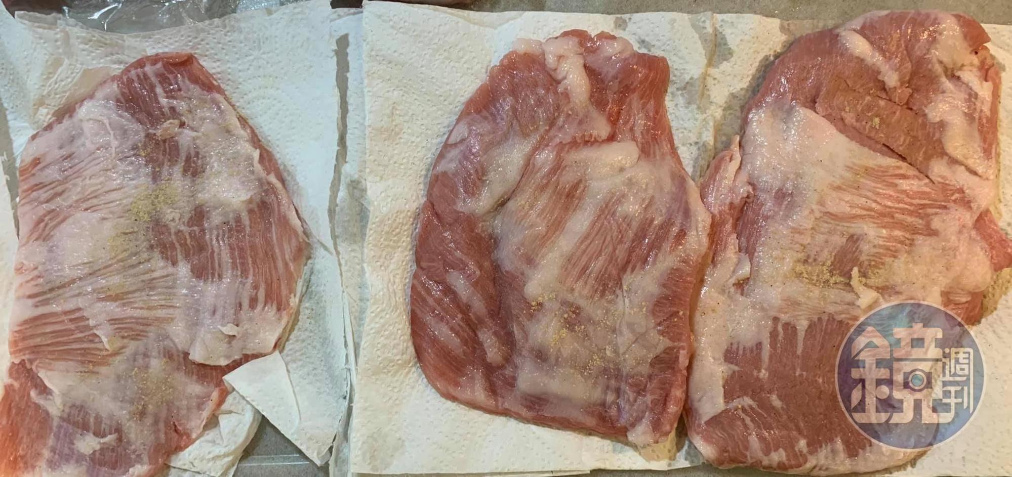 豬頸肉擦乾,撒上椒鹽。