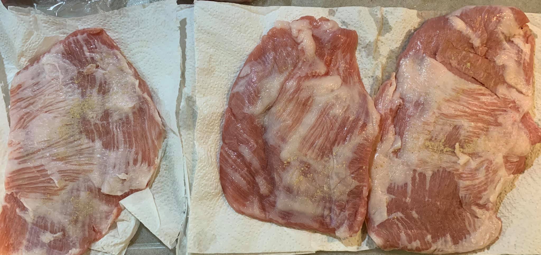 豬頸肉擦乾，撒上椒鹽。