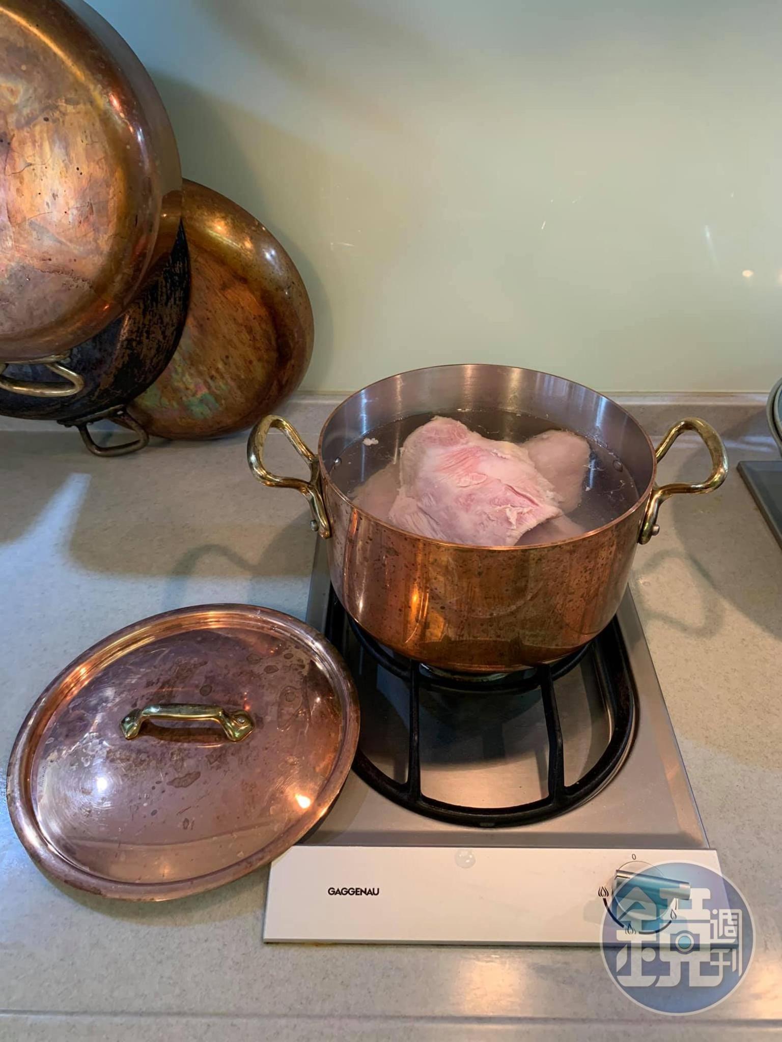 深銅鍋煮水,等水滾後放3片豬頸肉。