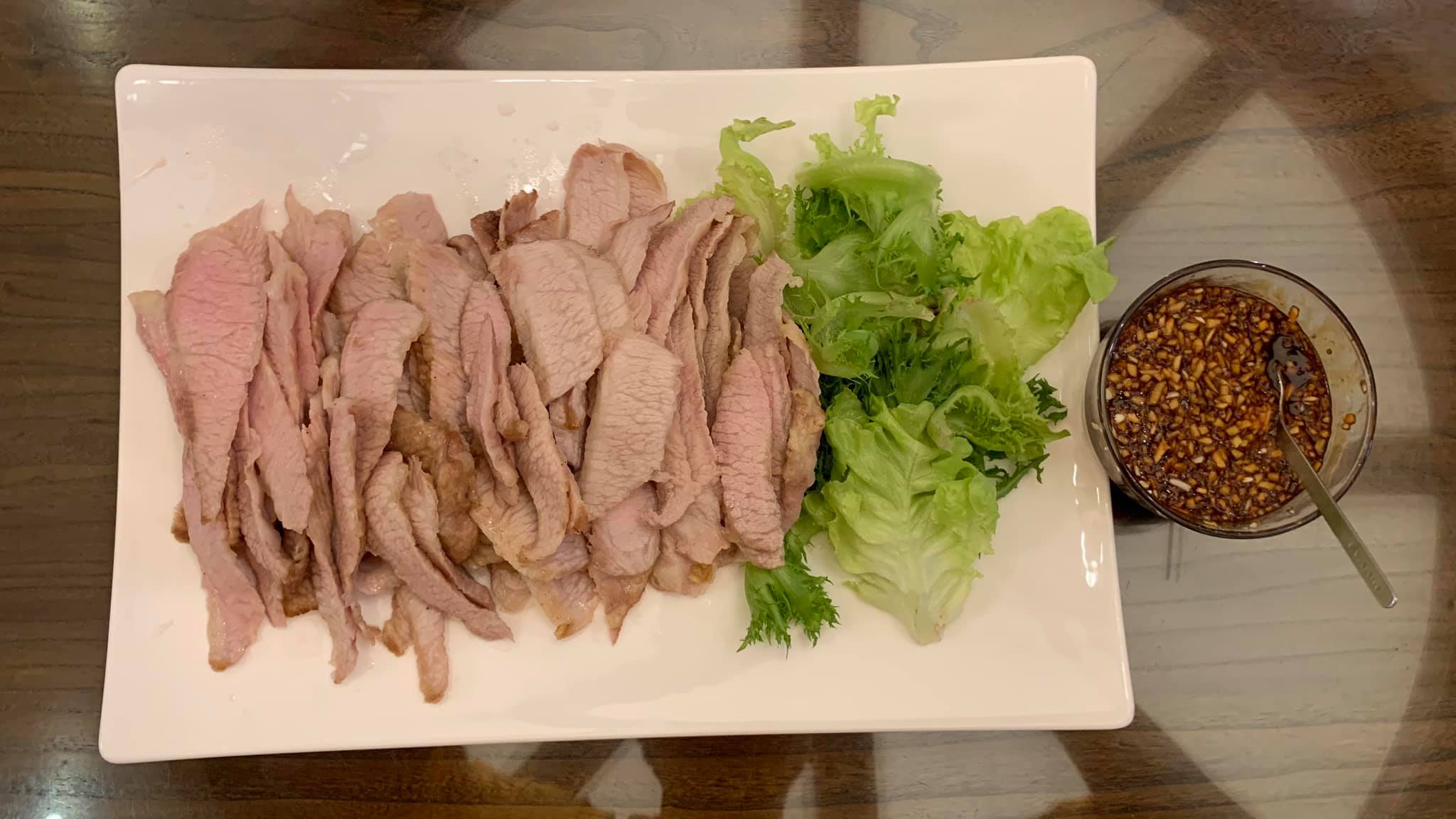 用烤箱處理的蒜泥白肉，看看這肉的肌理！