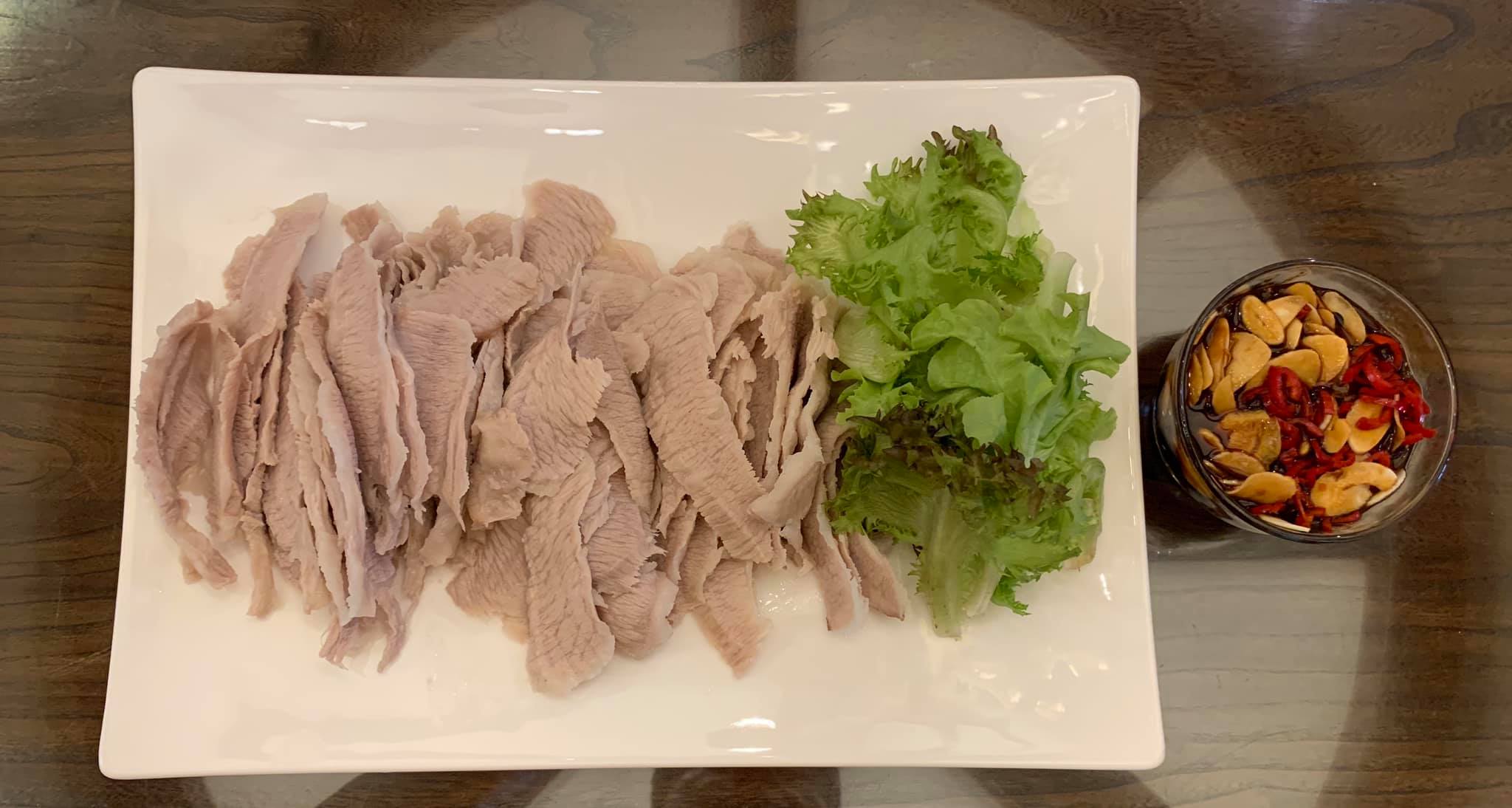 白灼禁臠可搭配生菜吃。