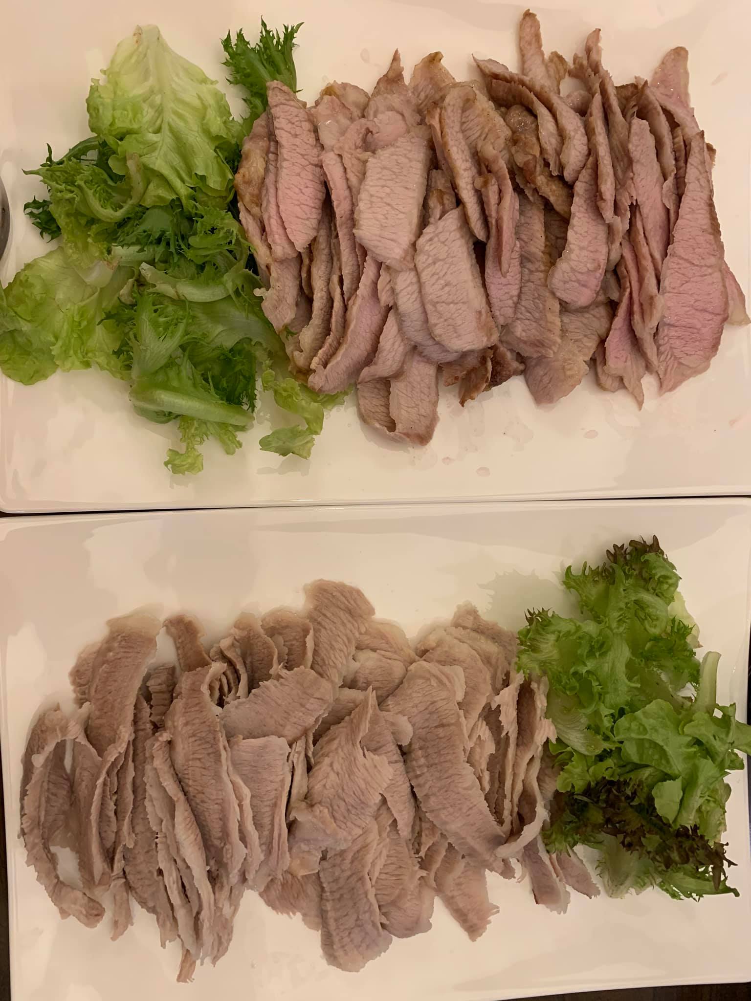豬頸肉兩種做法連璧，並排上桌，下方是三分俗氣做法，上方是烤箱做法，顏色明顯不同。