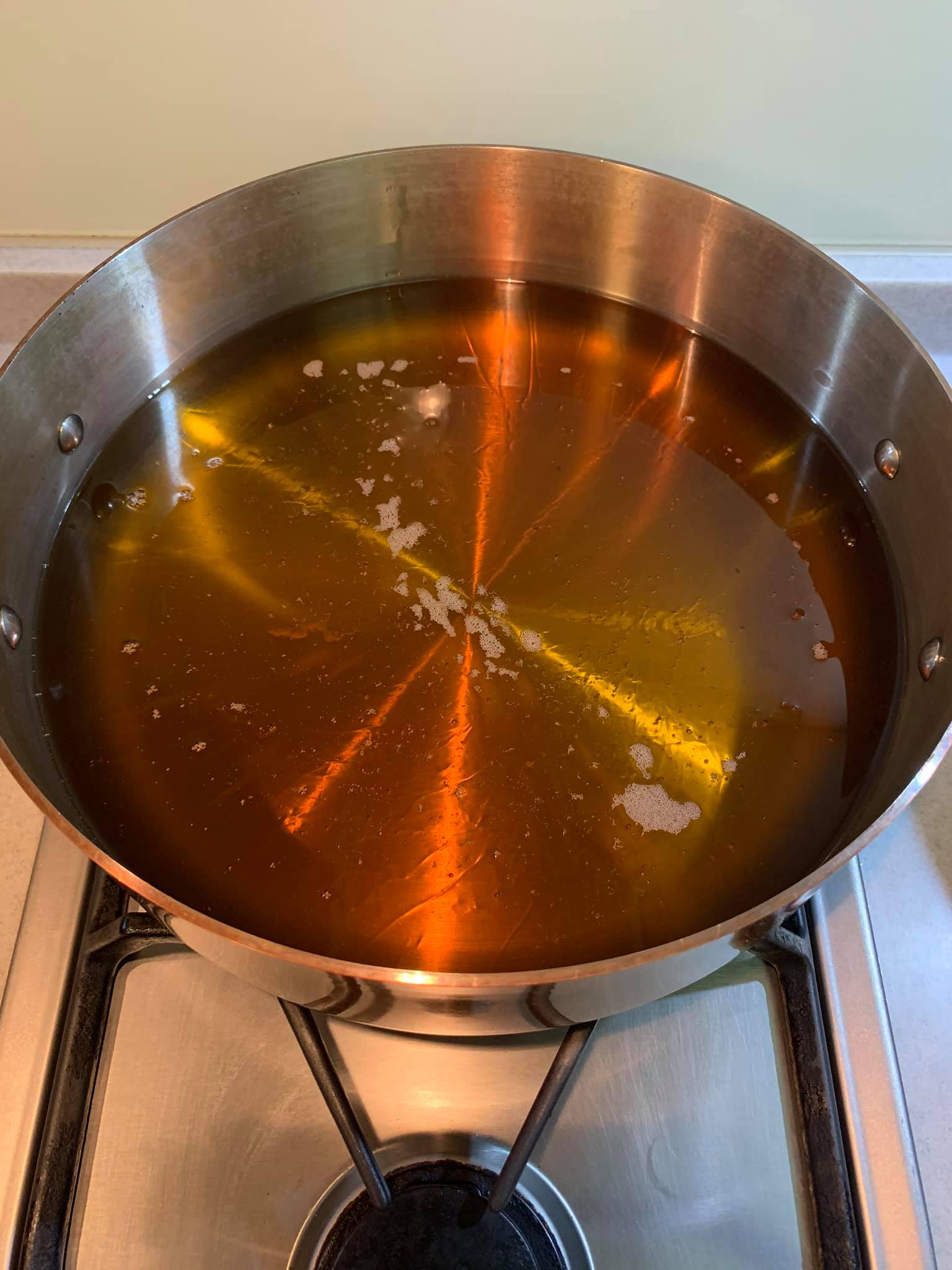 銅鍋放油加熱。