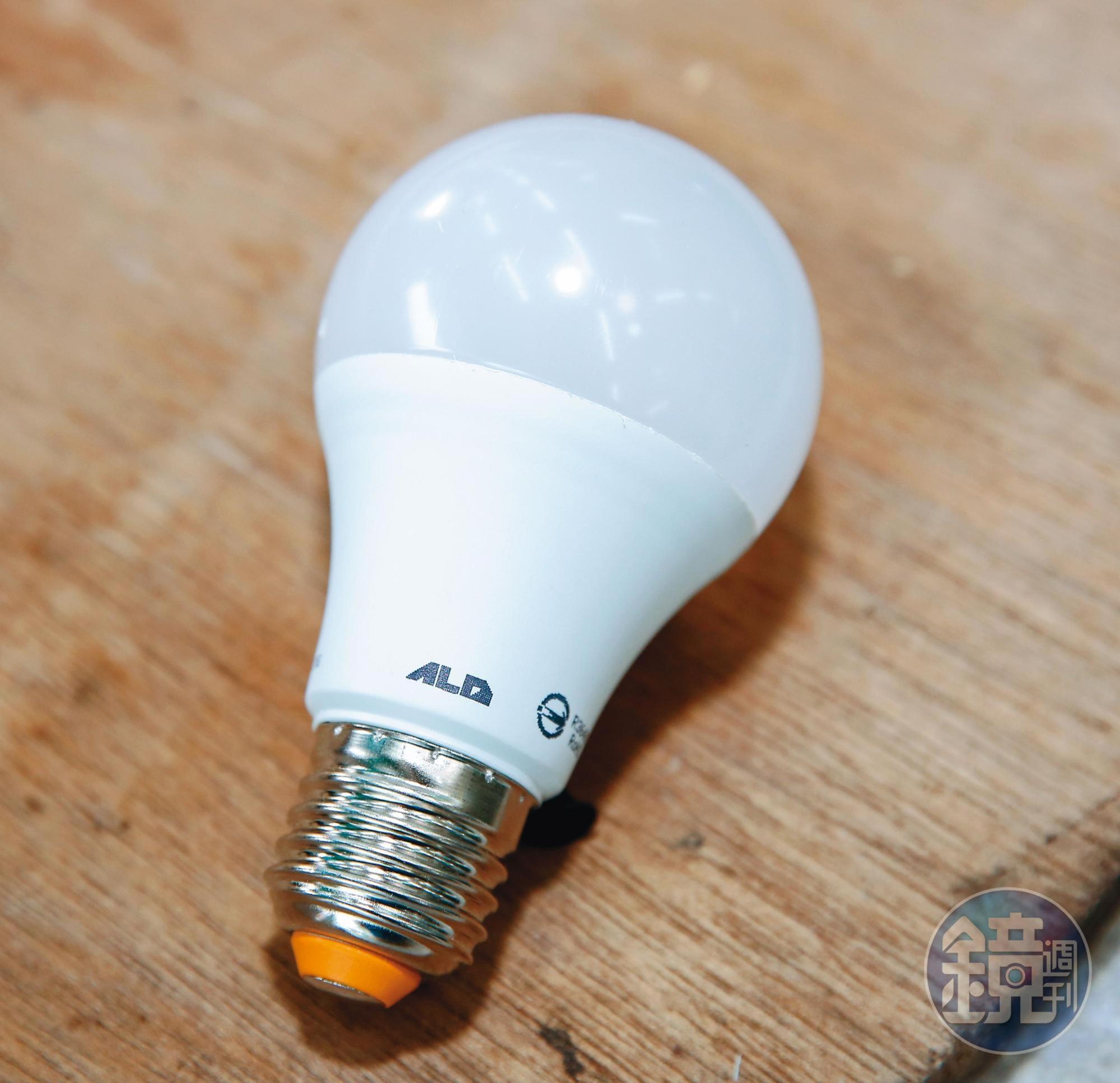 陸製LED省電燈泡品質良莠不齊,振宇找台廠開發ALD自有品牌燈泡。(98元/顆)