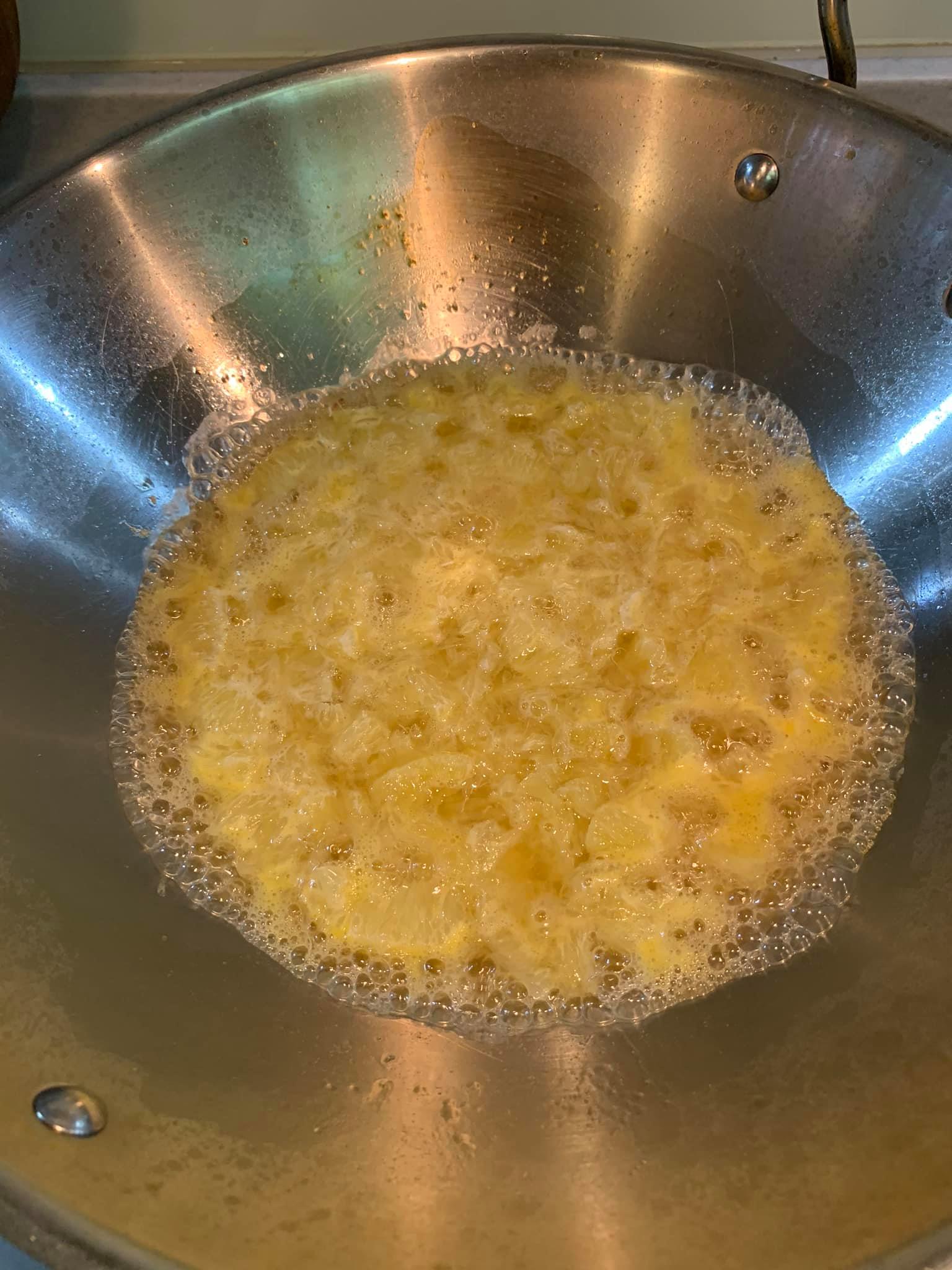 加入橙肉、橙汁及白醋煮稠。