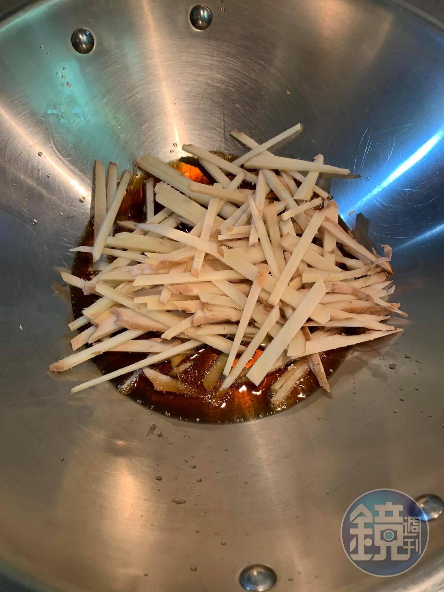 麻油炒薑絲。