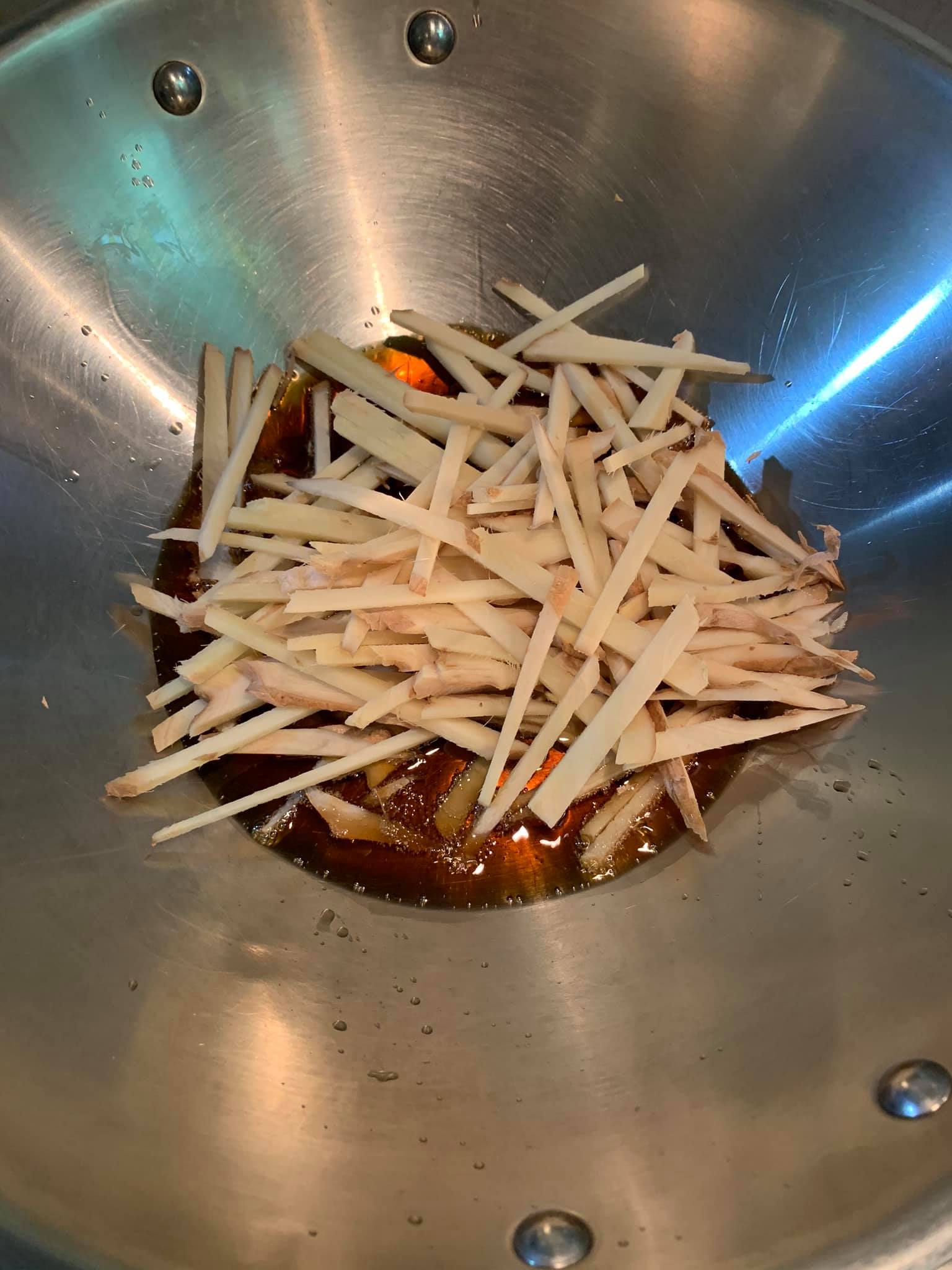 麻油炒薑絲。