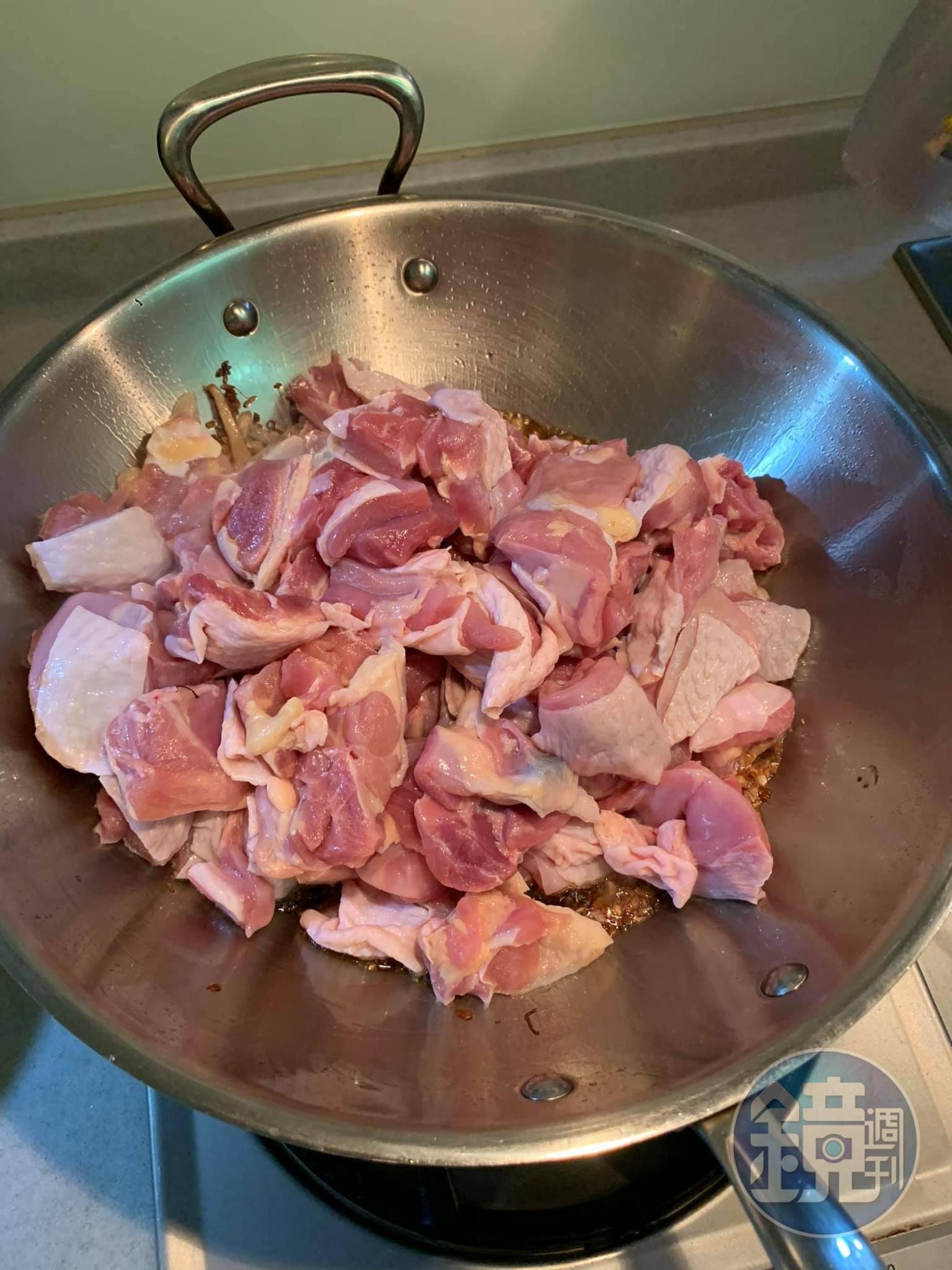 放入雞腿肉同炒。