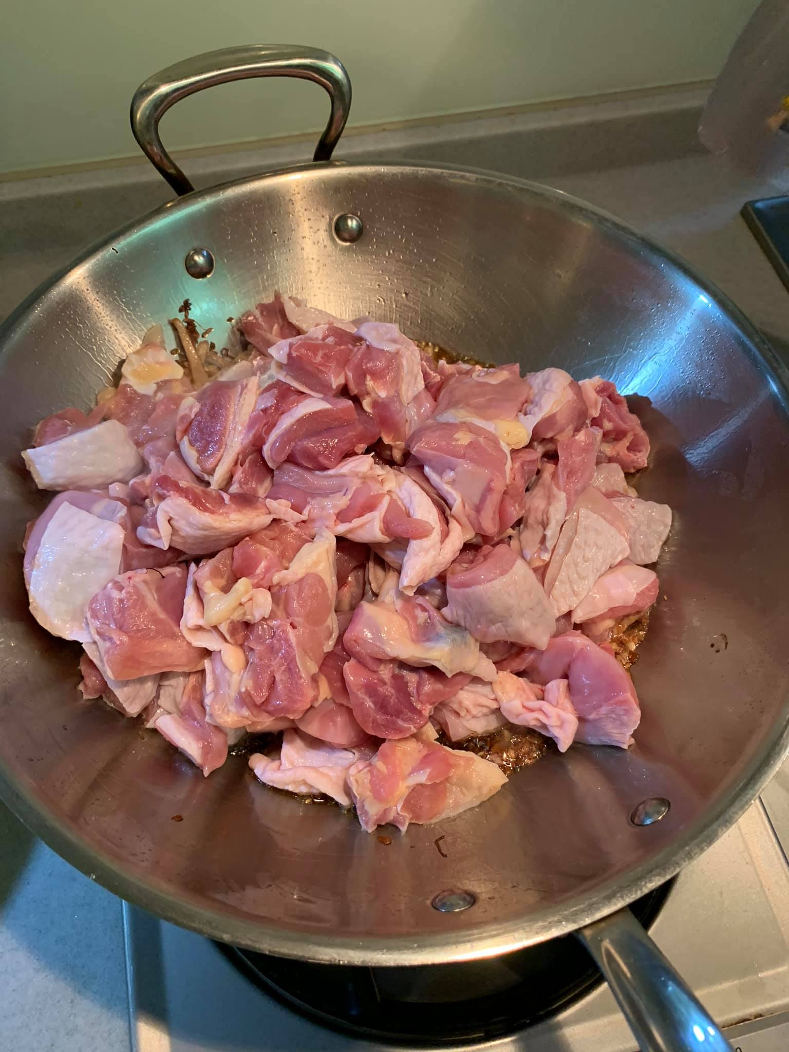 放入雞腿肉同炒。