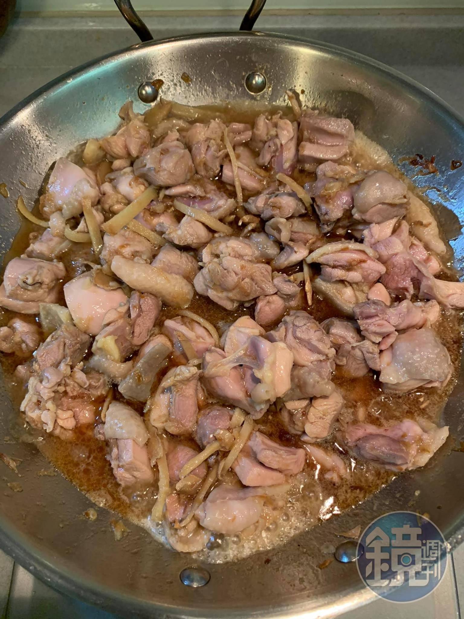 加入米酒，湯汁不用太多，這不是吃雞酒，是做麻油雞飯。熟了便撈起雞塊。