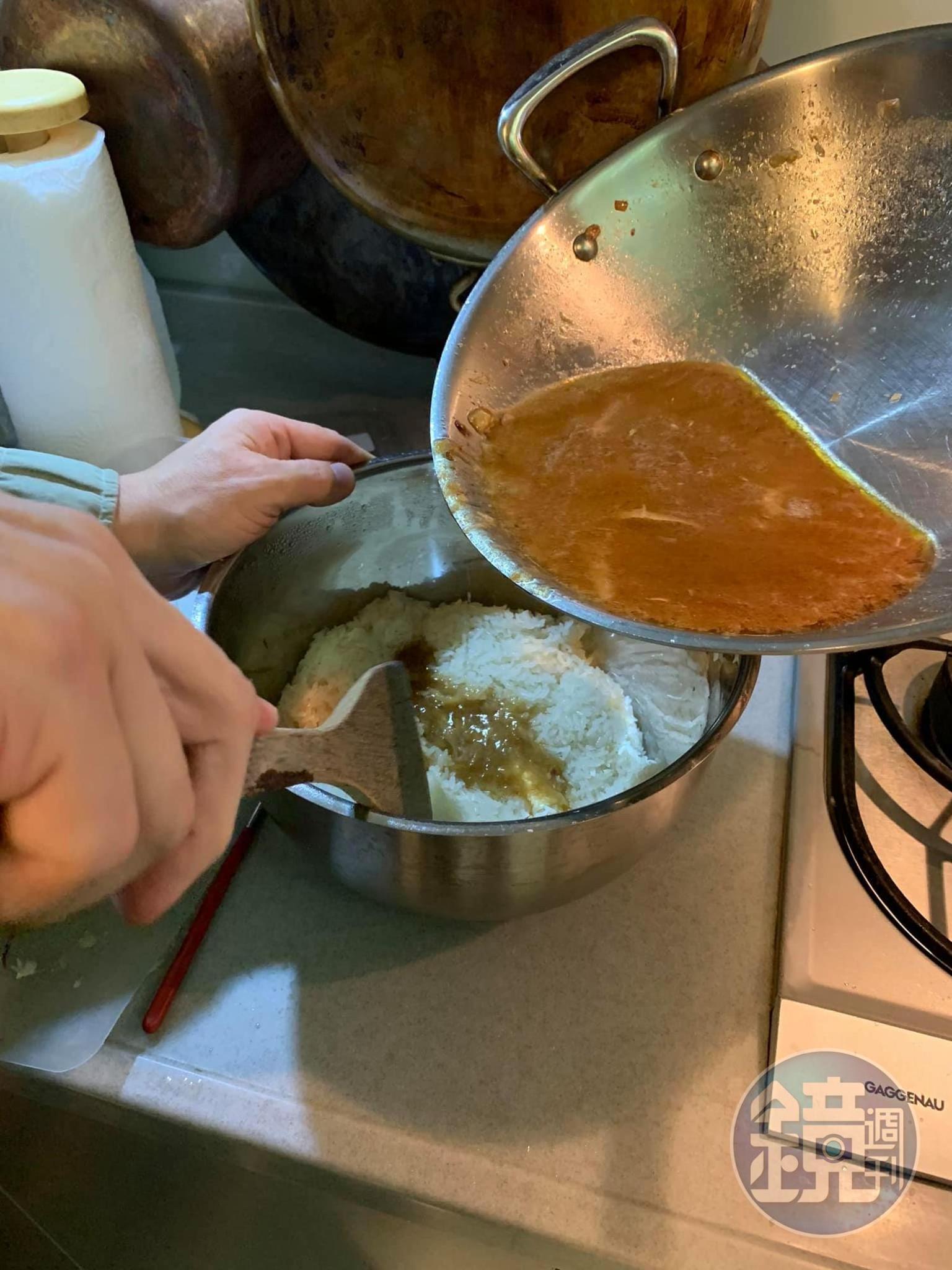 在糯米飯上徐徐加入湯汁。