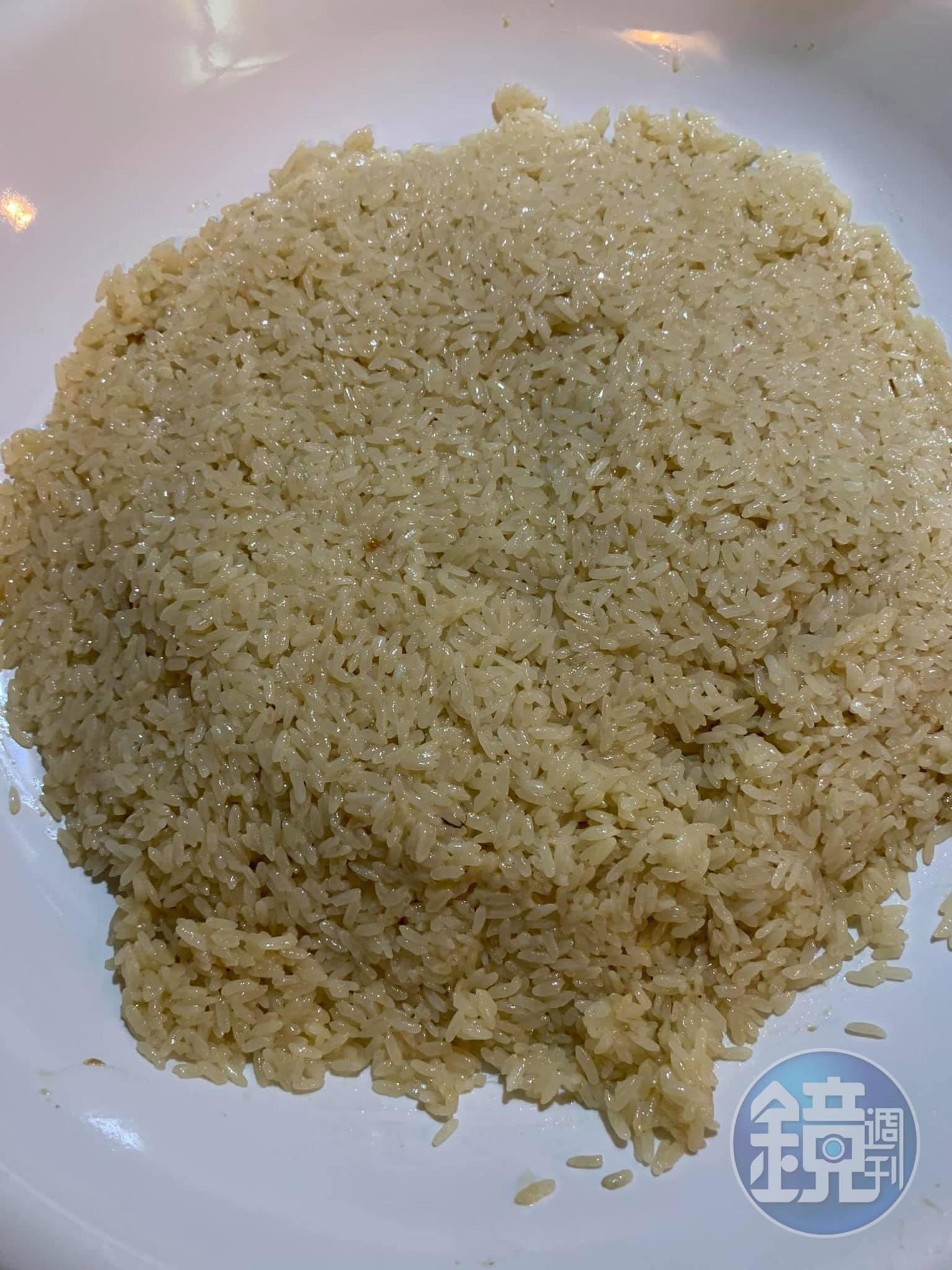 把拌好的油飯先裝盤，多麼晶瑩飽滿。