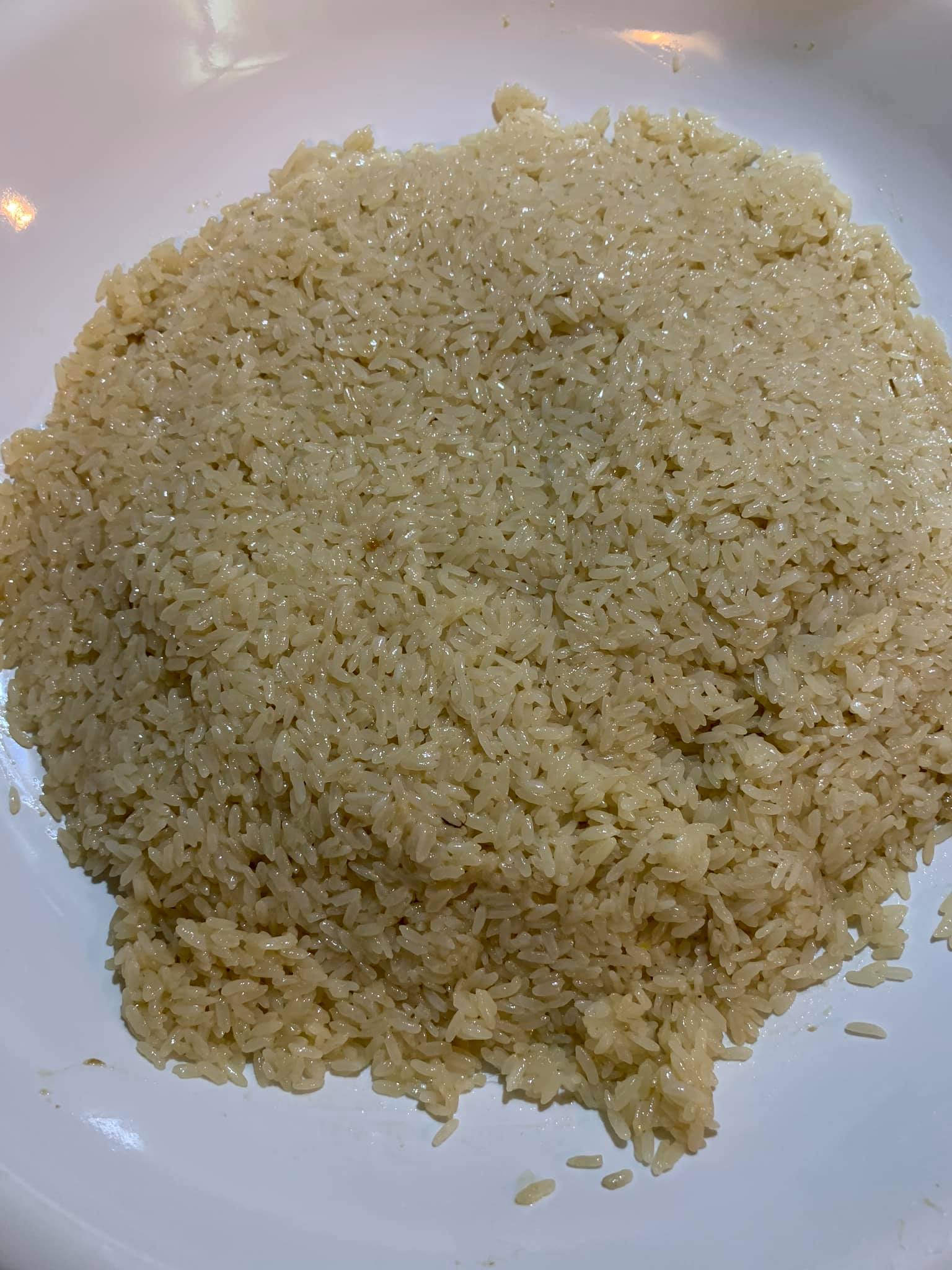 把拌好的油飯先裝盤，多麼晶瑩飽滿。