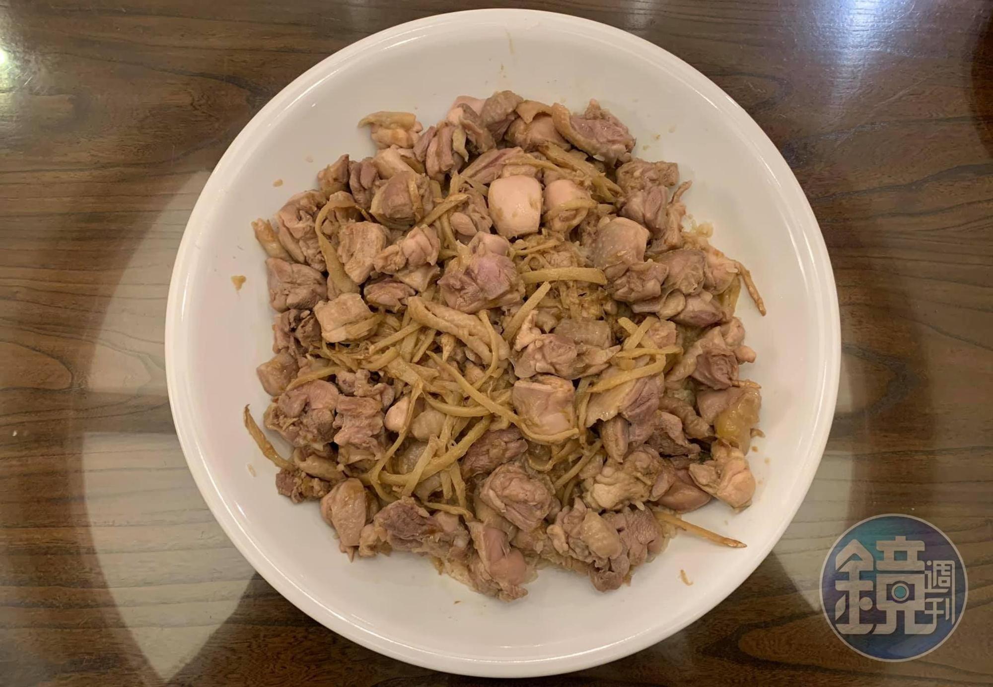 將雞塊鋪在油飯上，雞肉鮮嫩、糯米Q軟。