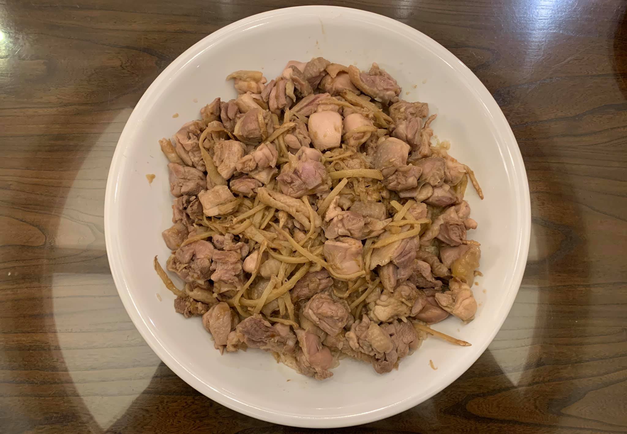 將雞塊鋪在油飯上，雞肉鮮嫩、糯米Q軟。