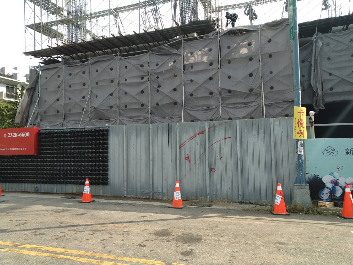 北屯該工地施工挖地基，卻損鄰影響隔壁8戶豪宅的硬體結構。