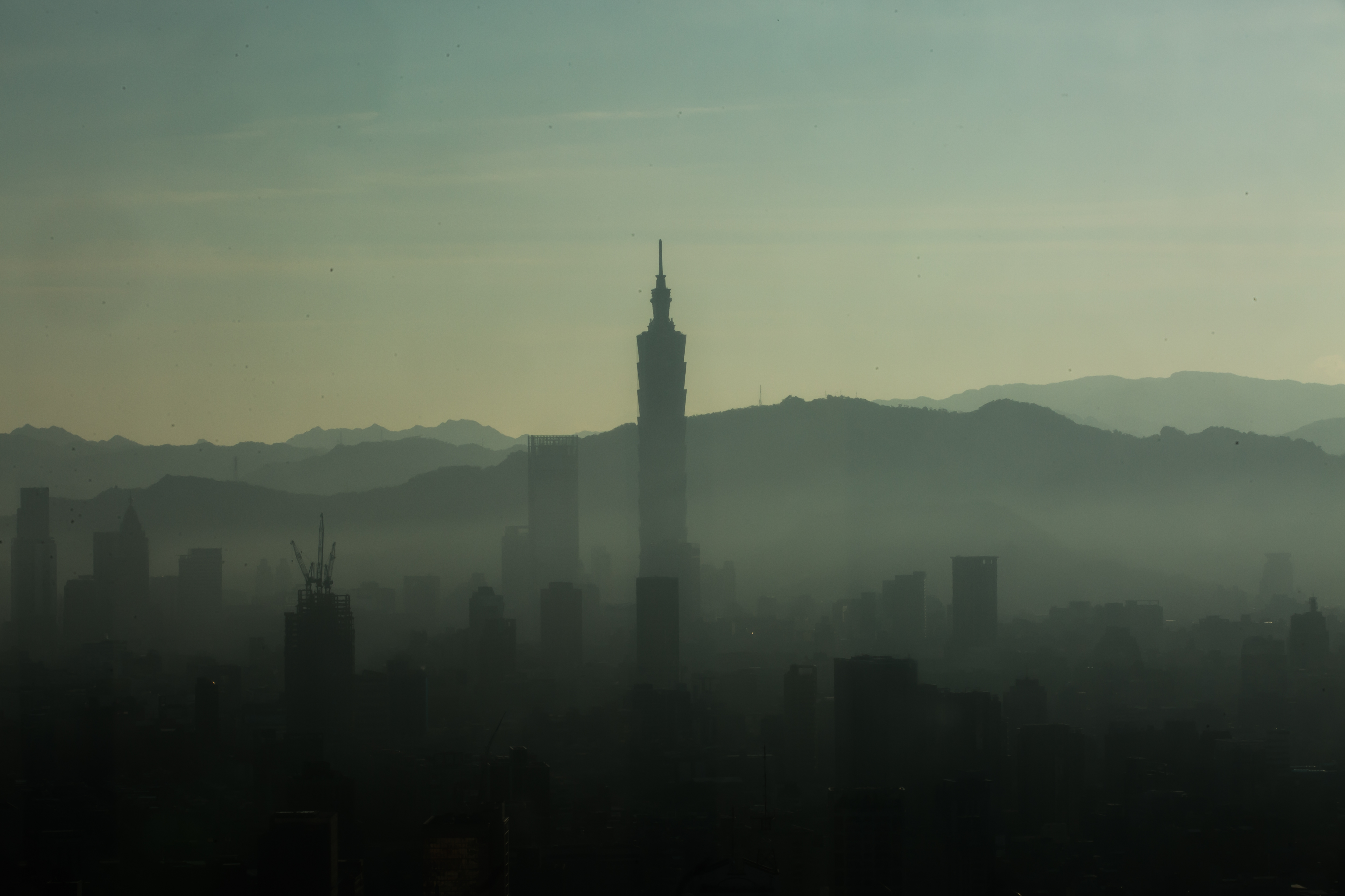 明（23日）凌晨起東北風增強，中國的沙塵將影響台灣西半部，空氣品質多為橘色提醒等級。（本刊資料照）