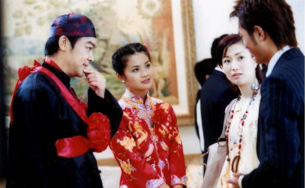 17年前鄭秀文與蔡卓妍曾合演《戀上你的床》，但兩人片零互動，對手戲也很少。（網路圖片）