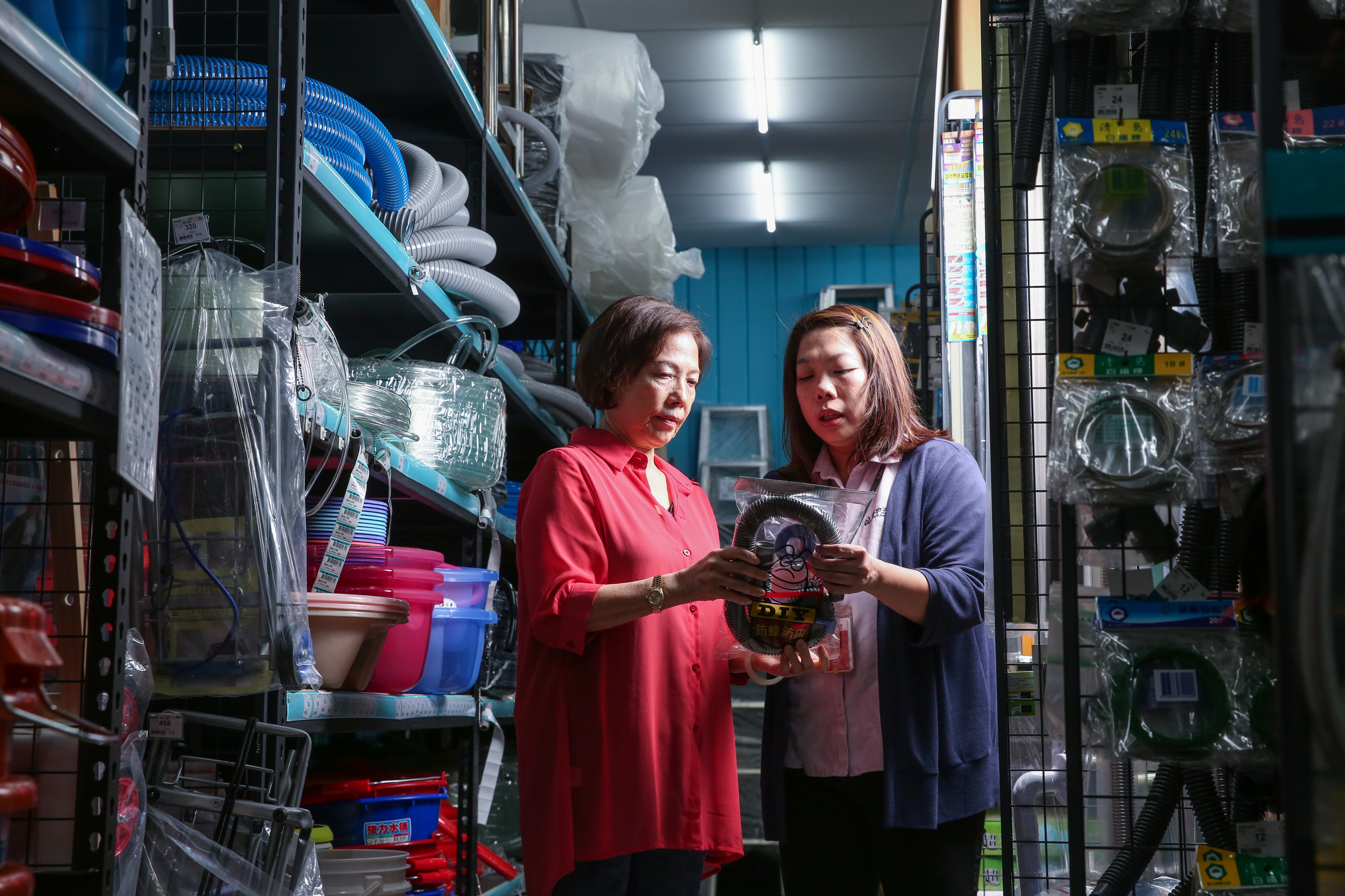 第二代從小跟著母親曾善（左）學習，就算遇奧客也必須以客為尊，設法轉念調整心情。