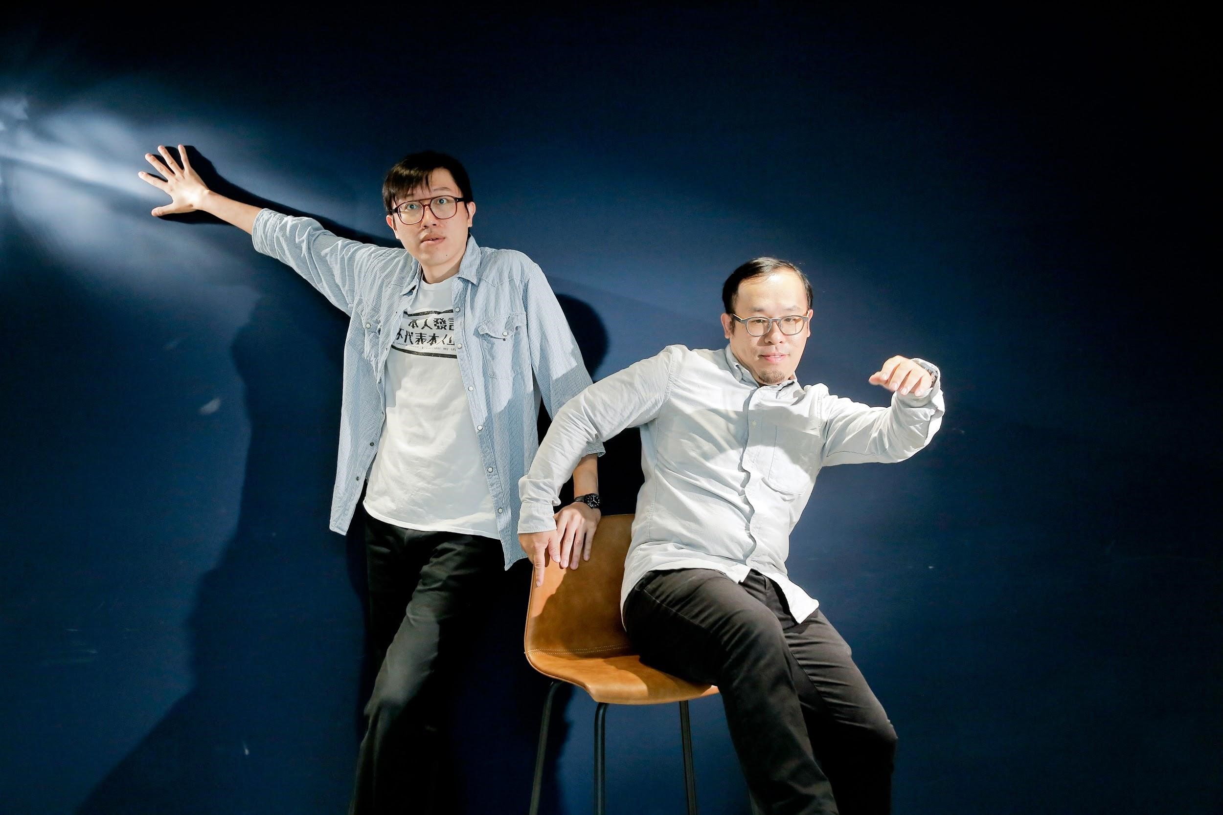 戲劇系出身的達康.come成員阿達（右）和康康（左）出道之初，以專業背景、透過日本綜藝節目來研究漫才。