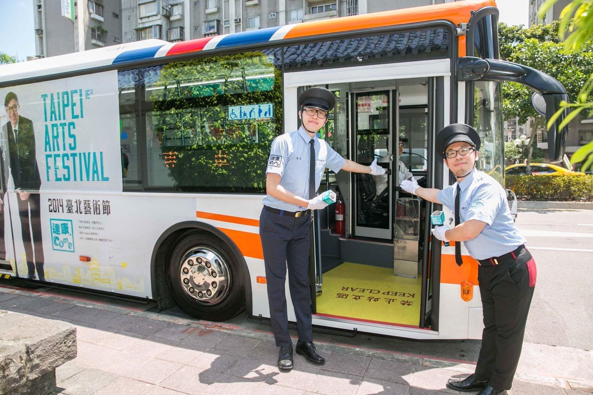 達康.come常接到來自各縣市文化中心的演出邀約，例如為台北藝術節打造《台北笑譚--達康宅配便》節目。（達康.come提供）